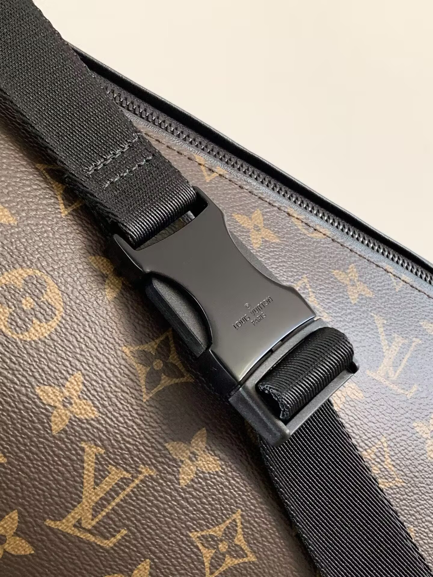 LV DISCOVERY BUMBAG M44336 Without Box 47x20x9cm