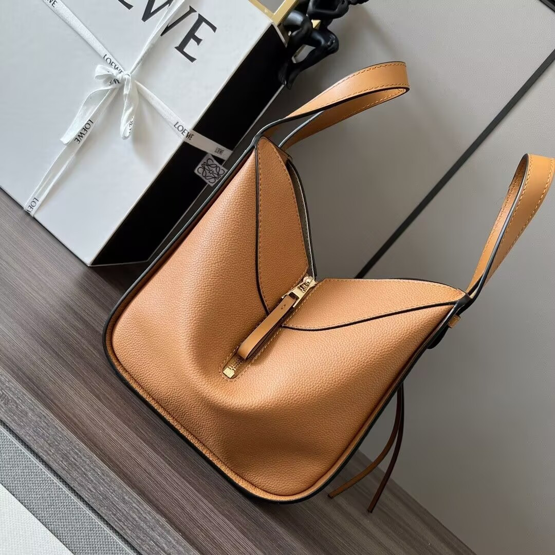 L0ew* Compact Hammock bag in soft grained calfskin 20.8x14.4x19.5cm