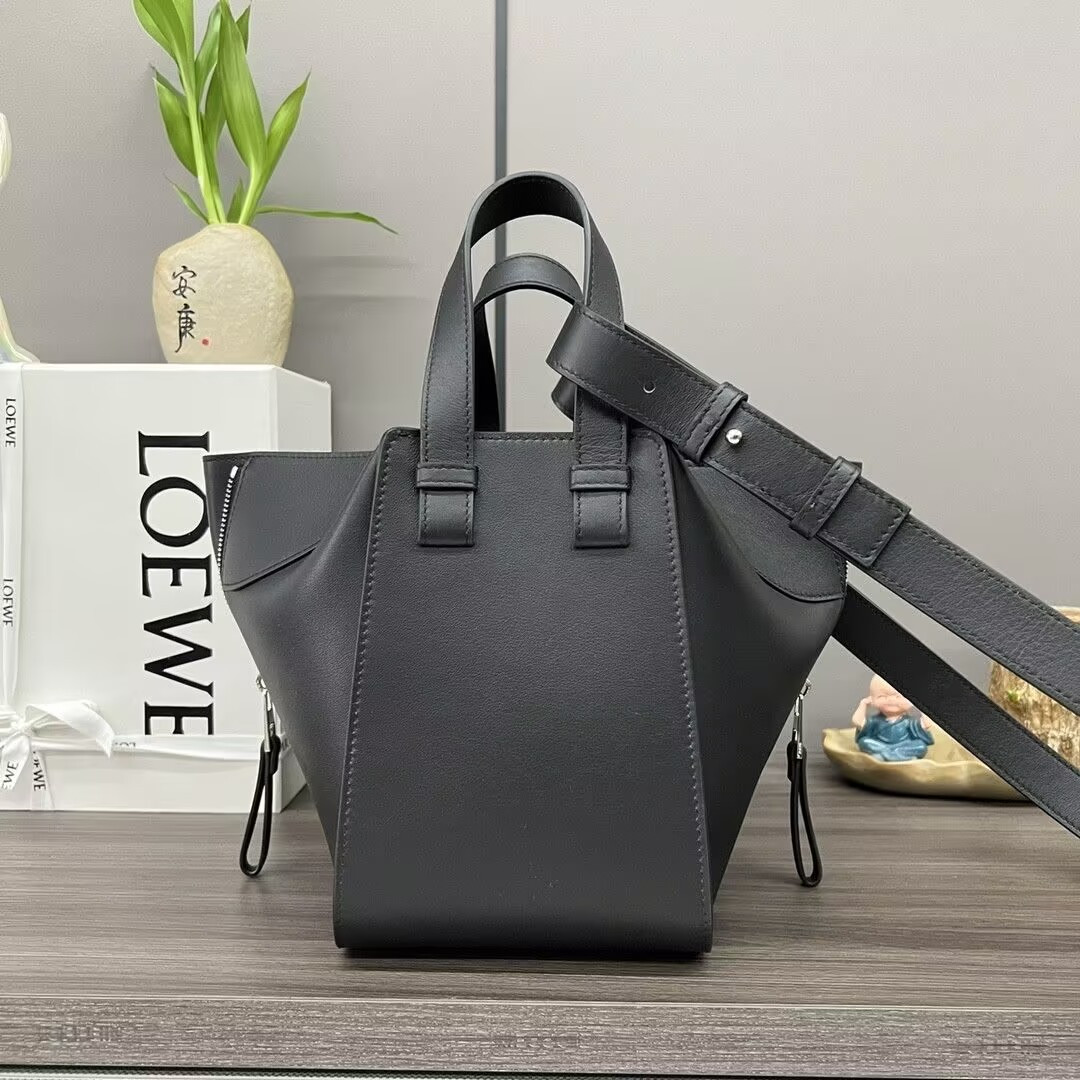 L0ew* Compact Hammock bag in classic calfskin 20.8x14.4x19.5cm