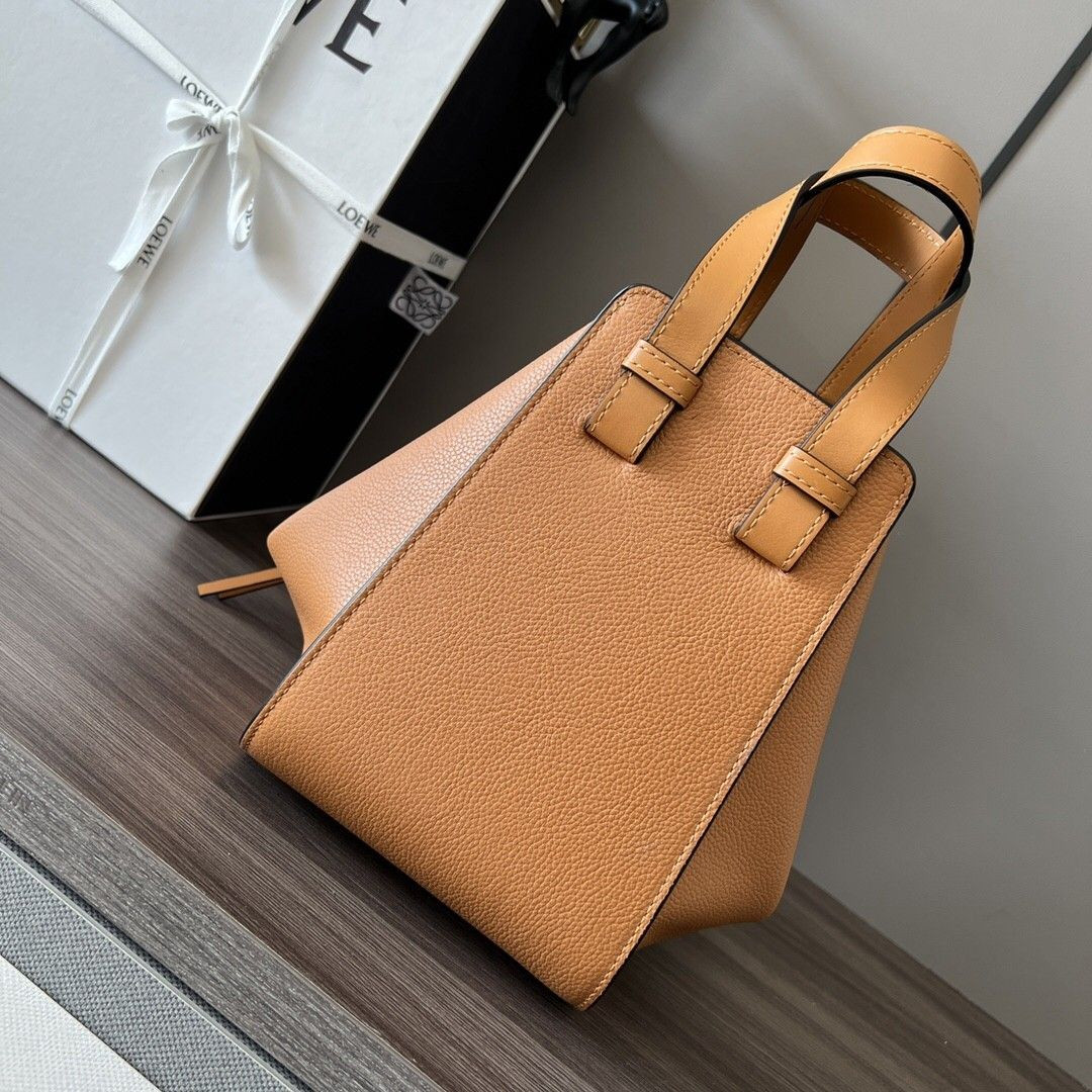 L0ew* Compact Hammock bag in soft grained calfskin 20.8x14.4x19.5cm