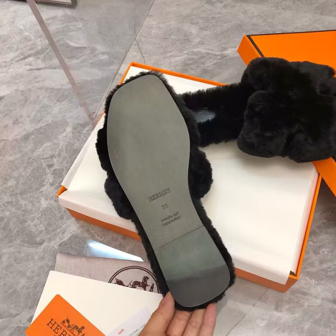 UA H**me5 Chypre sandal