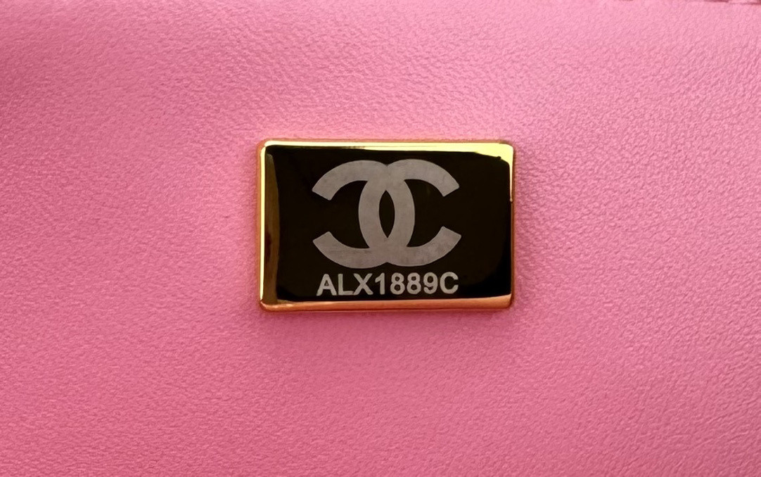 Ch**el CLASSIC HANDBAG 25cm