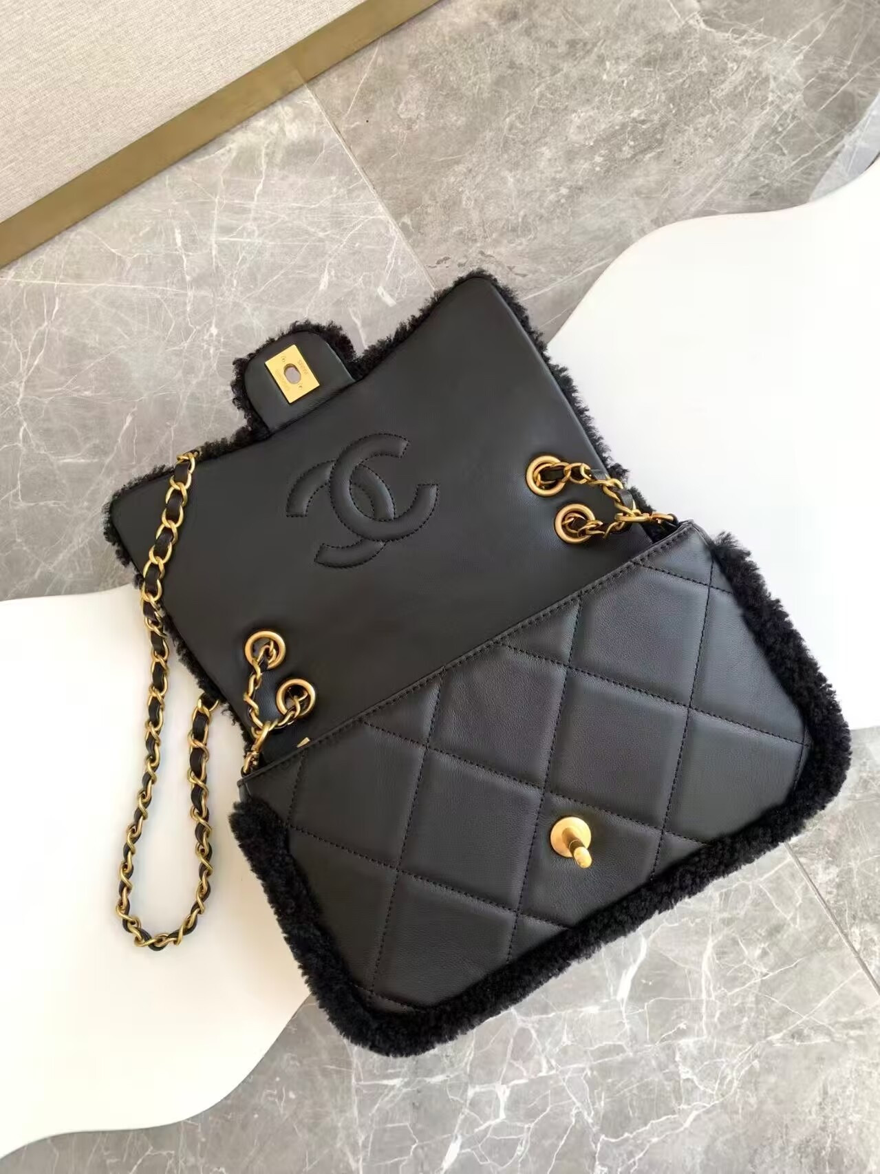Ch**el Flap Bag 23.5x16x7.5cm