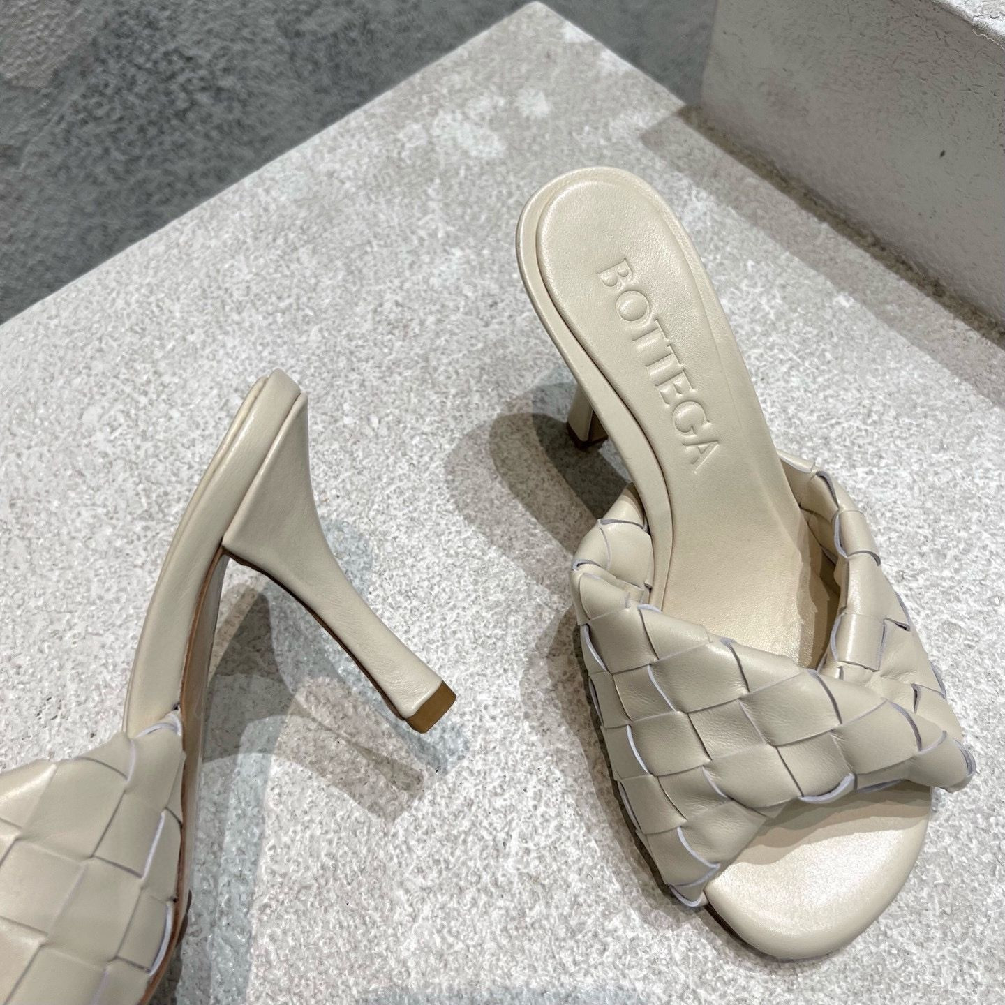 UA B0tt*ga Ven*ta Blink Slides