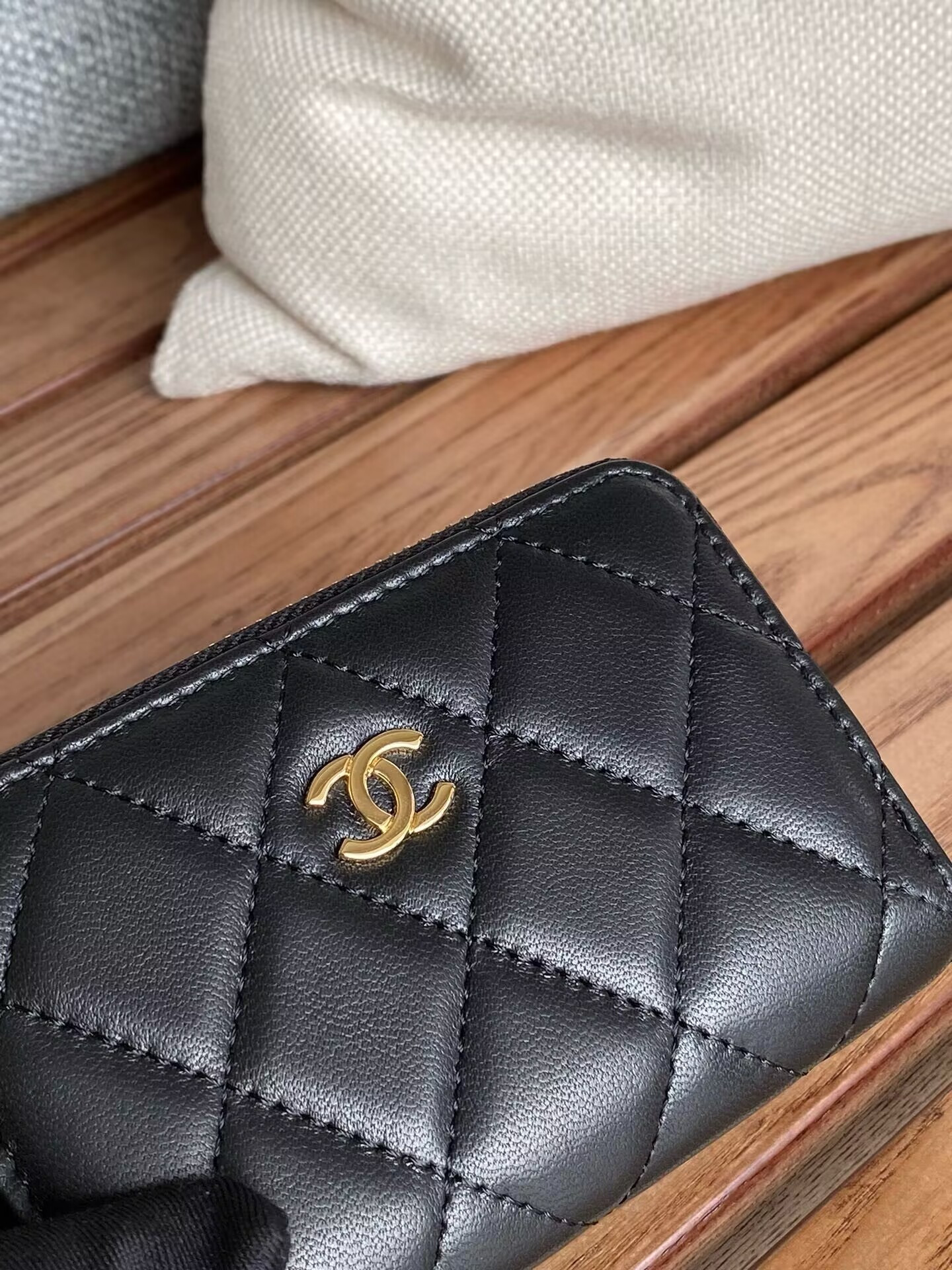 Ch**el ZIPPED COIN PURSE 7.5x 11x 2.5cm