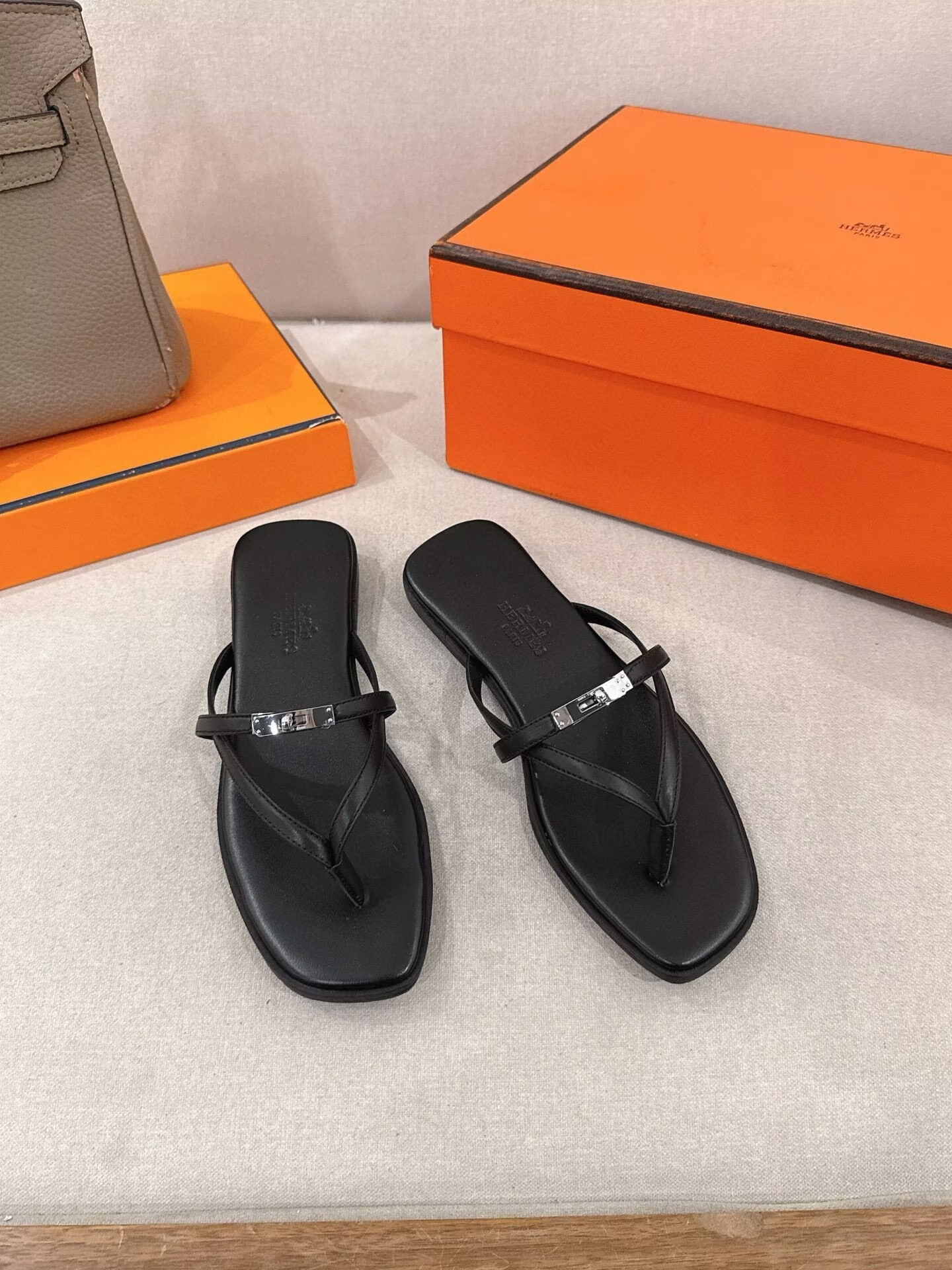 ua H**me5 miss sandals