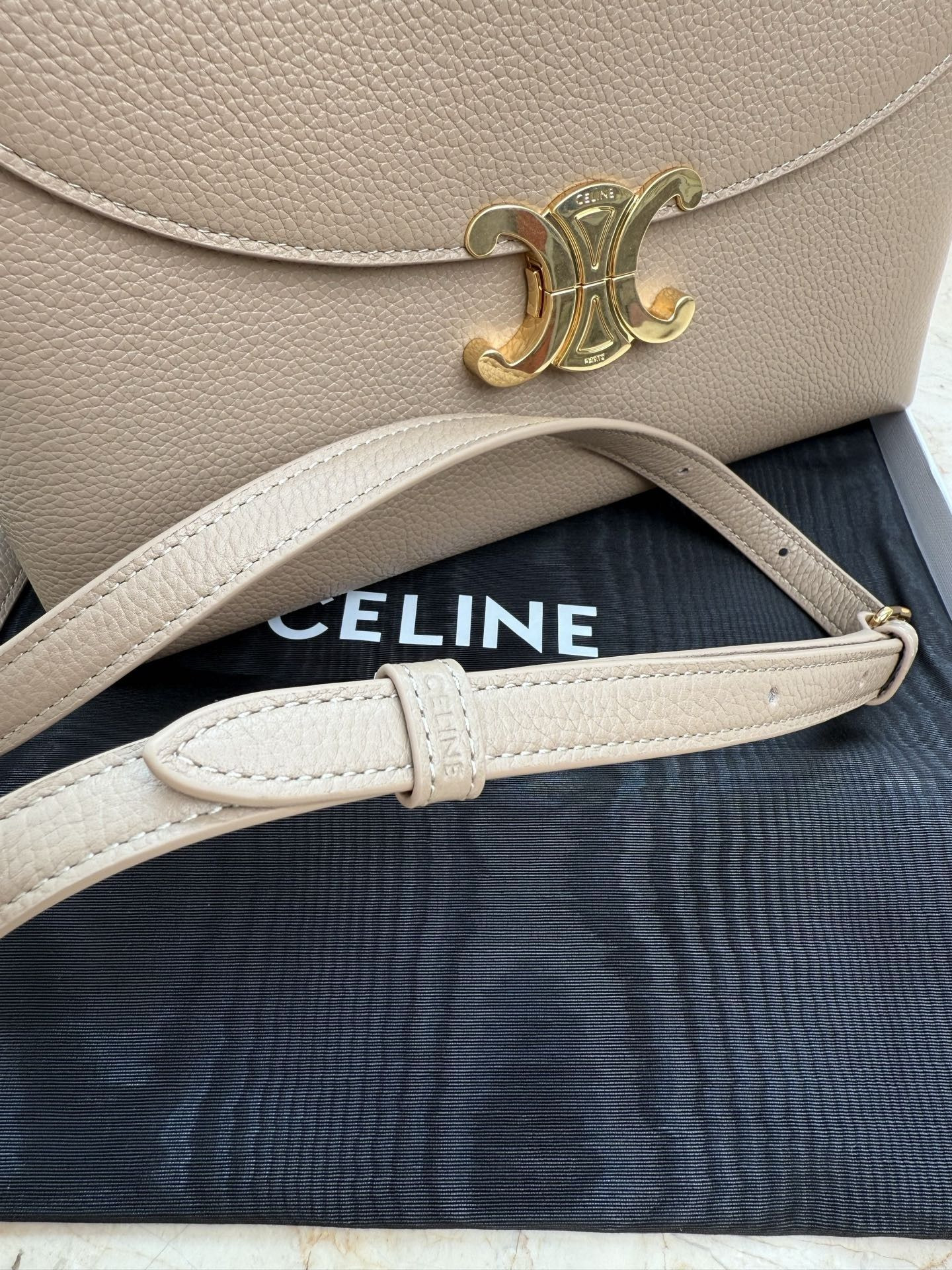 Ce1i*e Medium Nino Bag In S*pple Graind Calfskin 25x17.5x10cm