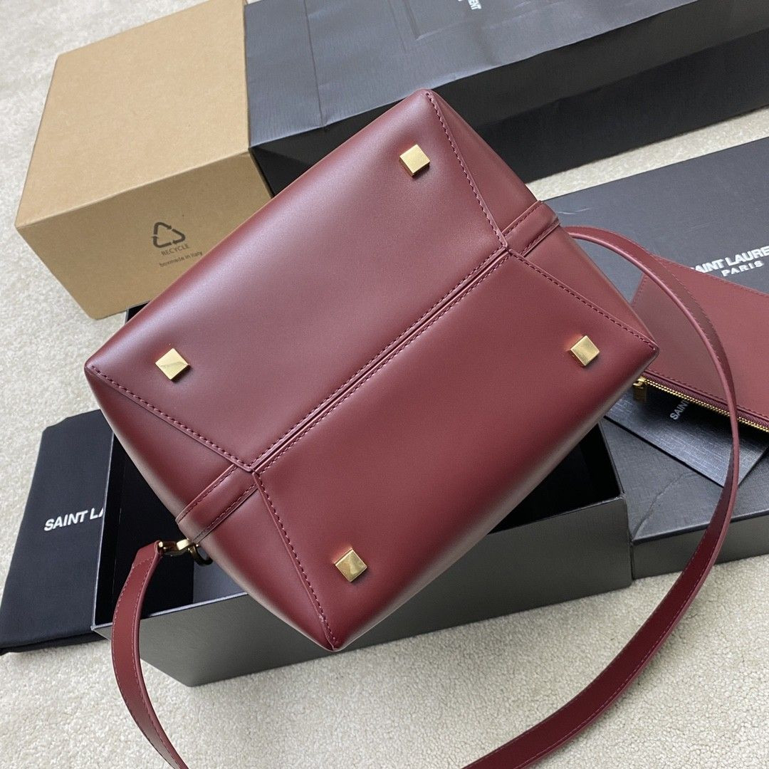 Y51 LE 37 In Shiny Leather 26x20x12cm