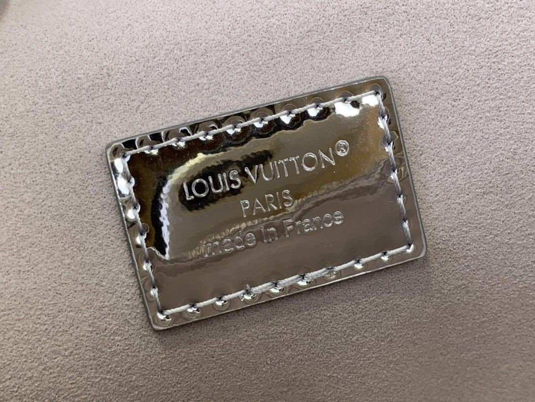 LV Vanity Chain Pouch M26097 11.5x6.5x19cm