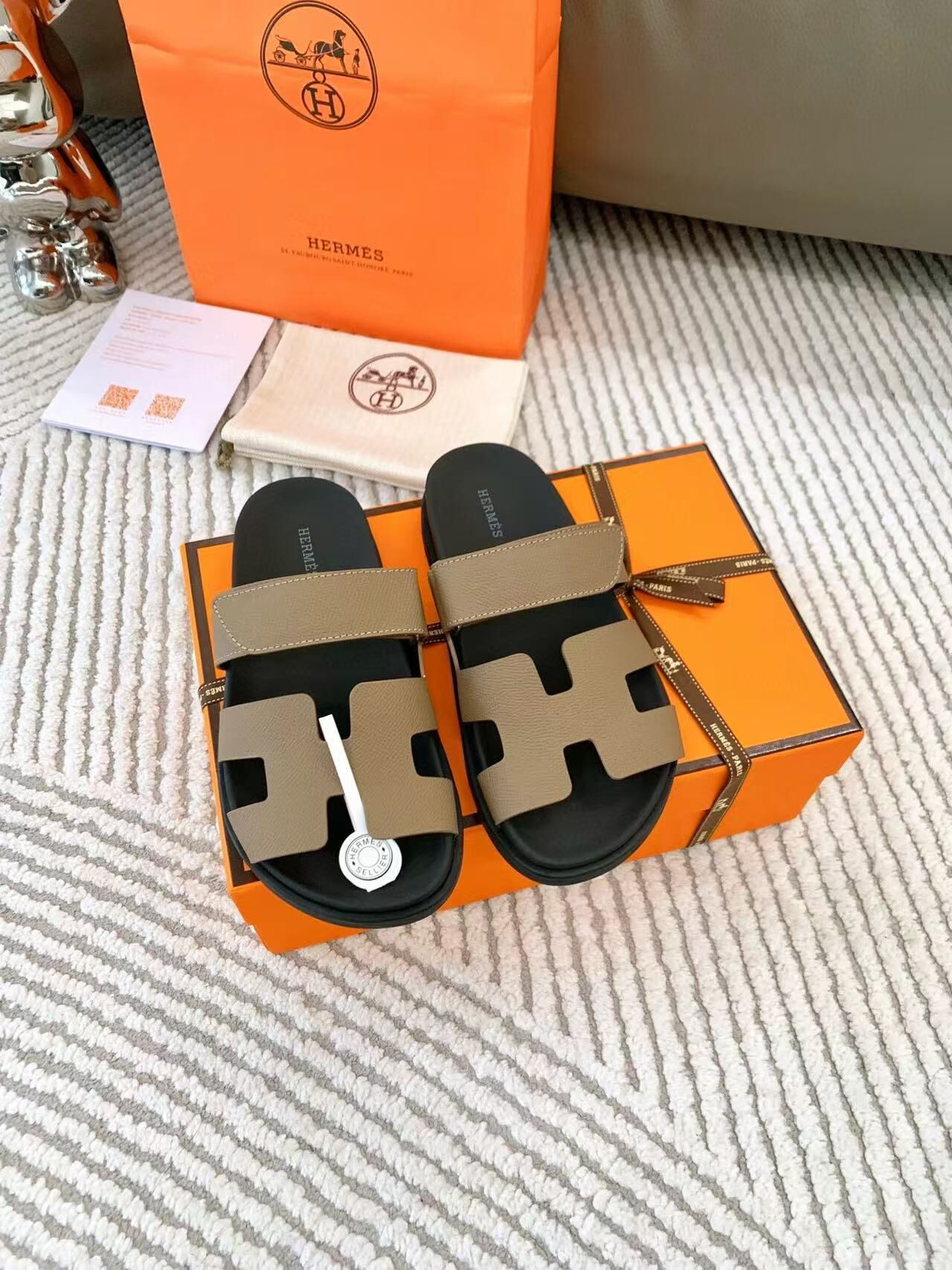 UA H**me5 Chypre sandal