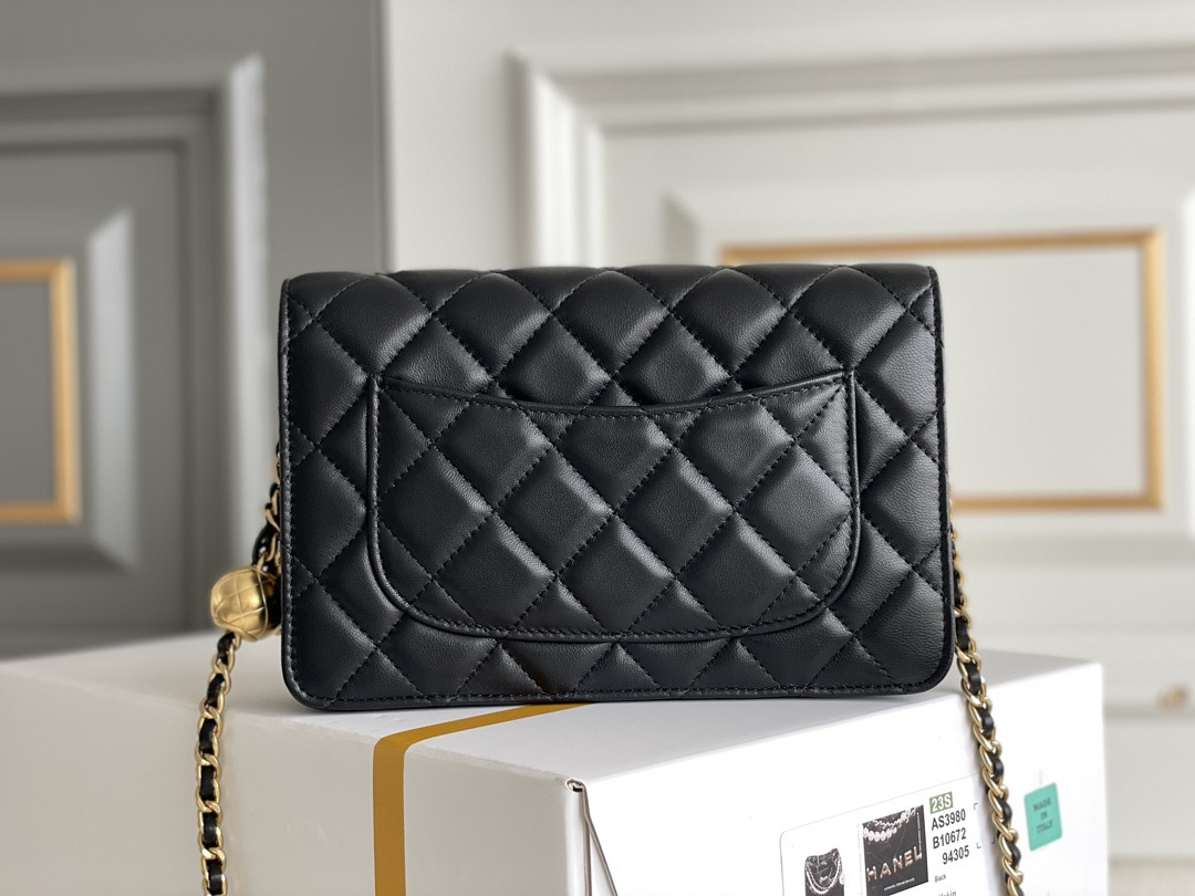 Ch**el CLASSIC WALLET ON CHAIN 4.8 × 7.5 × 1.4 in