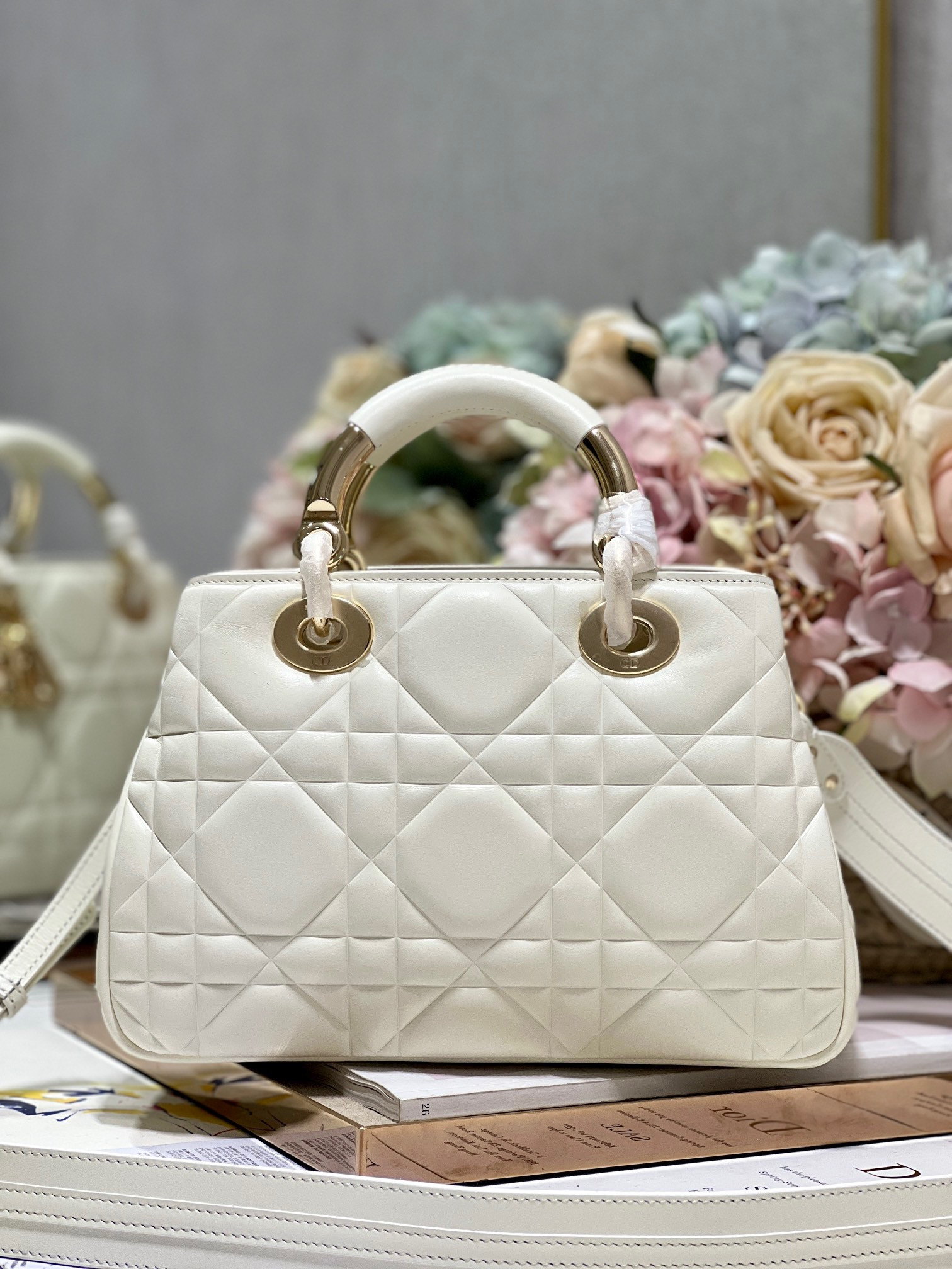 Lady D10r 95•22  24×16.5×9.5cm
