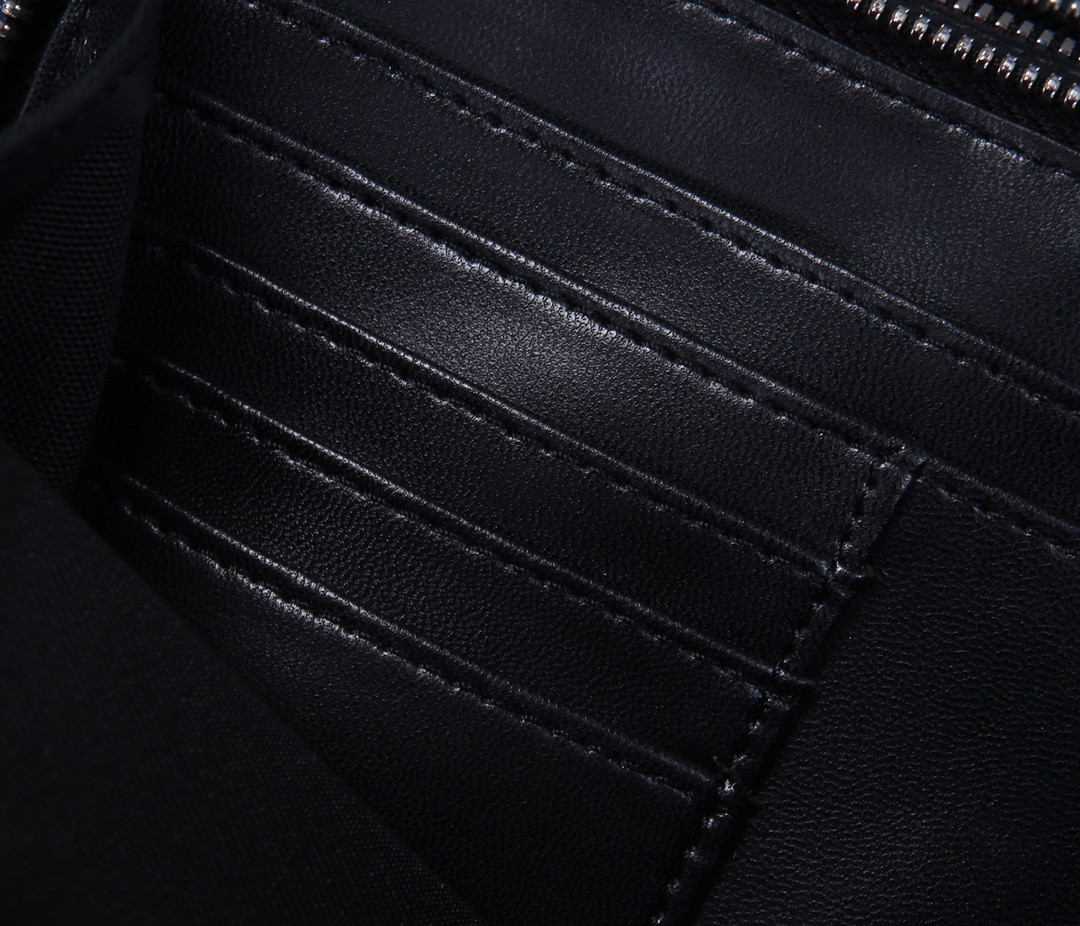 D10r Zipped Pouch with Strap 17×12.5×6cm