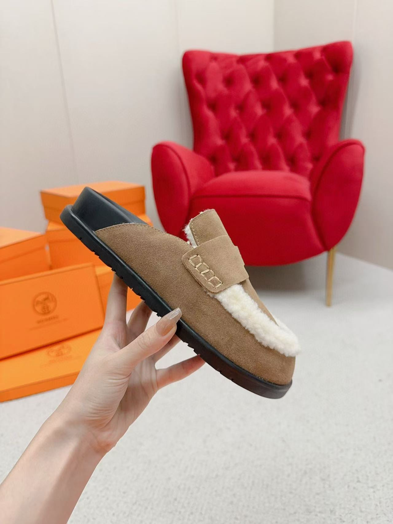 UA H**me5 Chypre sandal