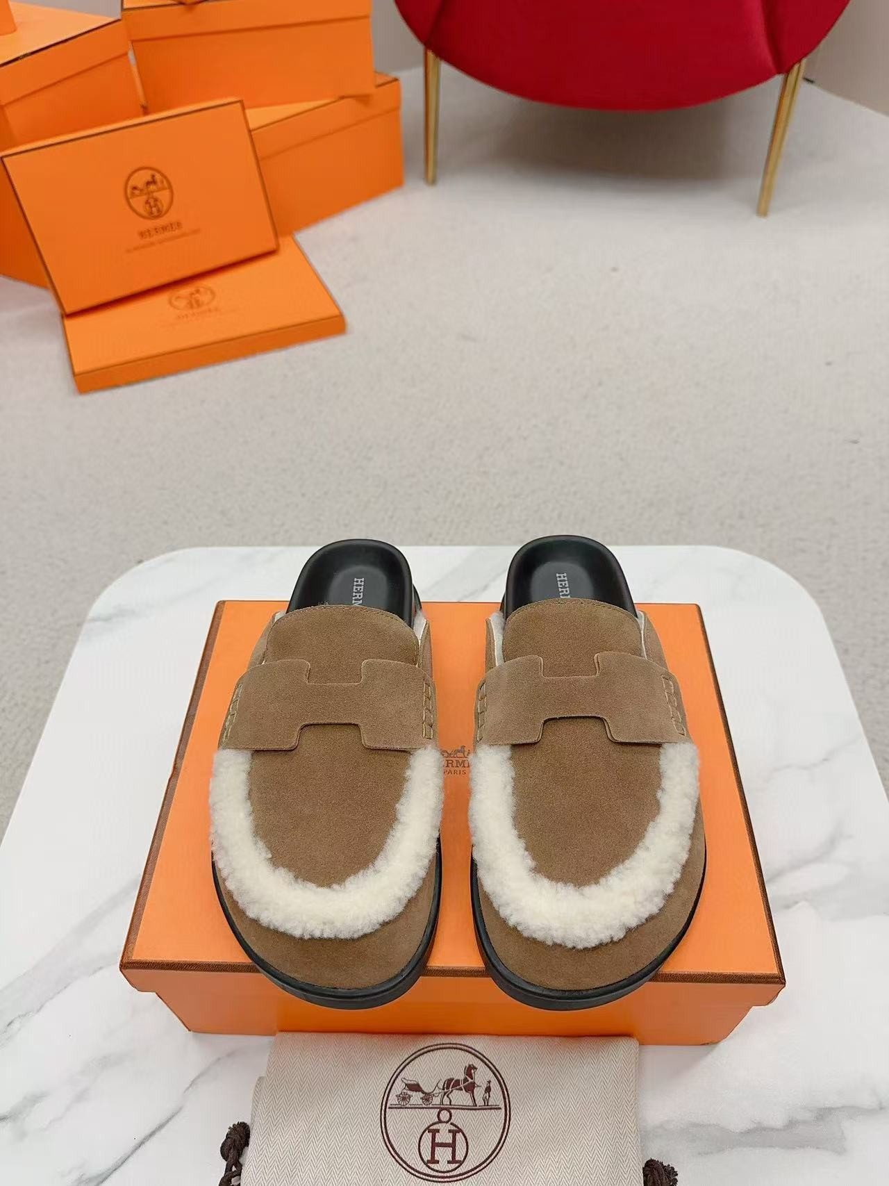UA H**me5 Chypre sandal