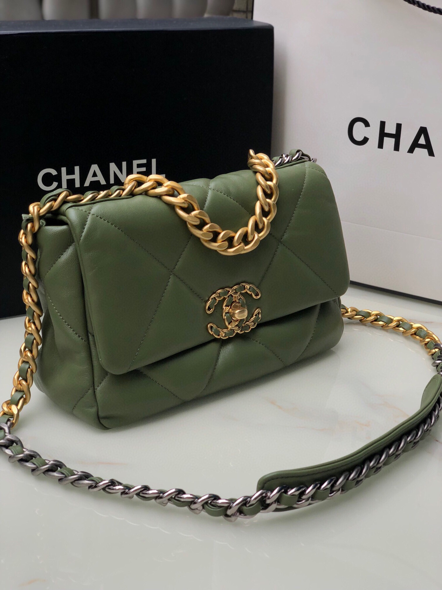 Ch**el 19 HANDBAG Shiny Leather, Gold-Tone 16×26×9cm