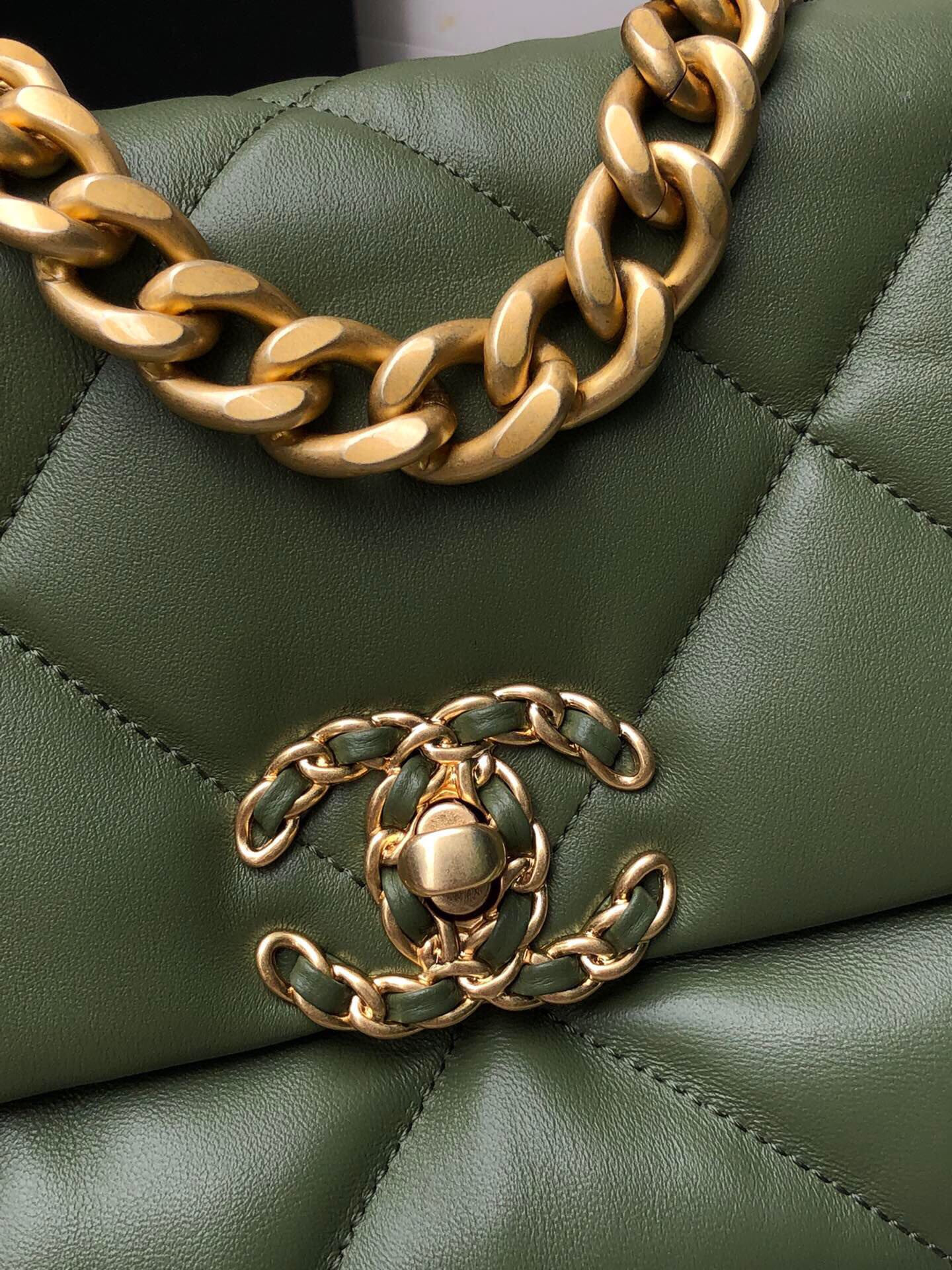 Ch**el 19 HANDBAG Shiny Leather, Gold-Tone 16×26×9cm
