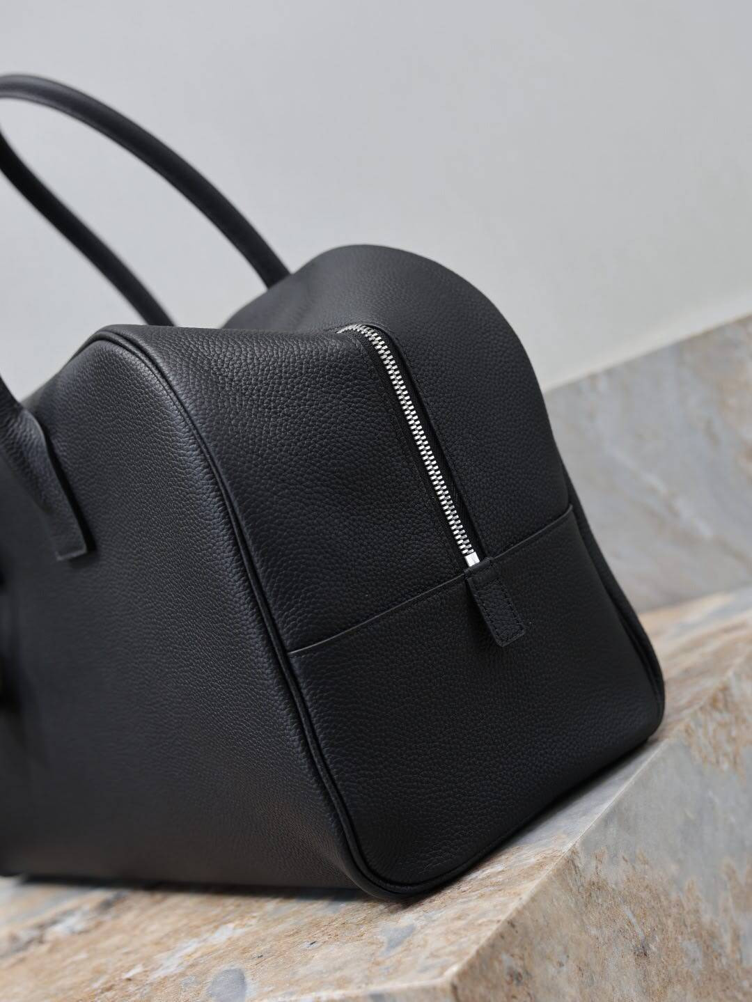 Y51 SAC DE JOUR Medium Boston in Grained Leather 41x25x19-22.5cm