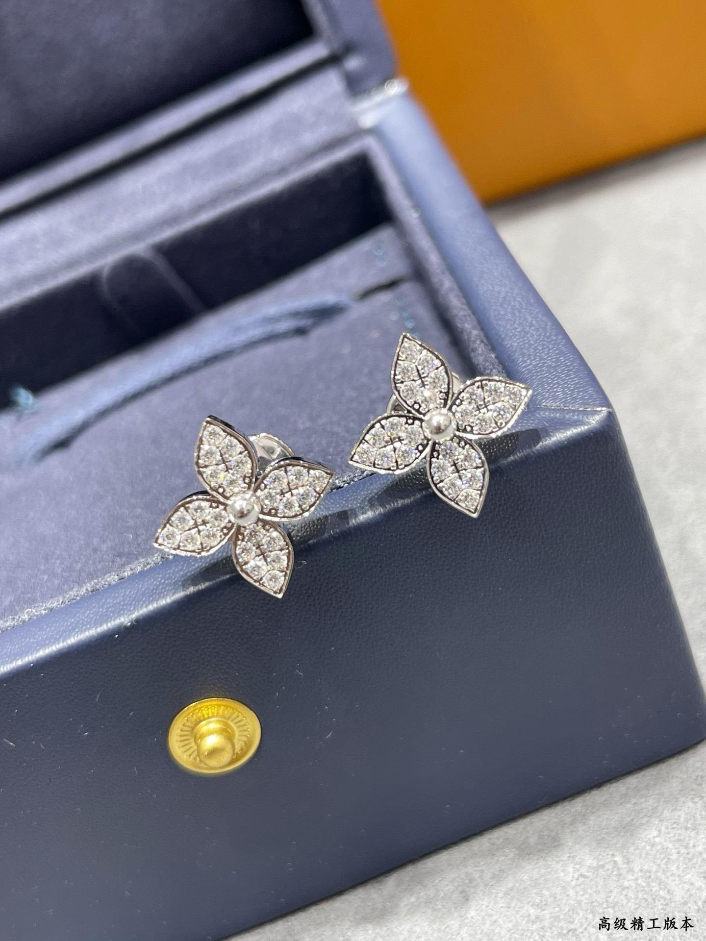 L0vis Vvtt0n Single flower full D1am0nd Earrings