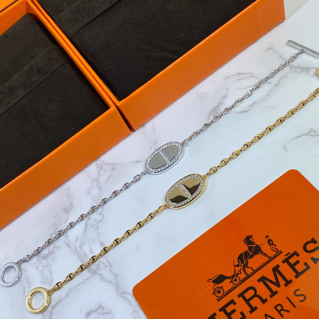 H**me5 Round  H Pendant Bracelet