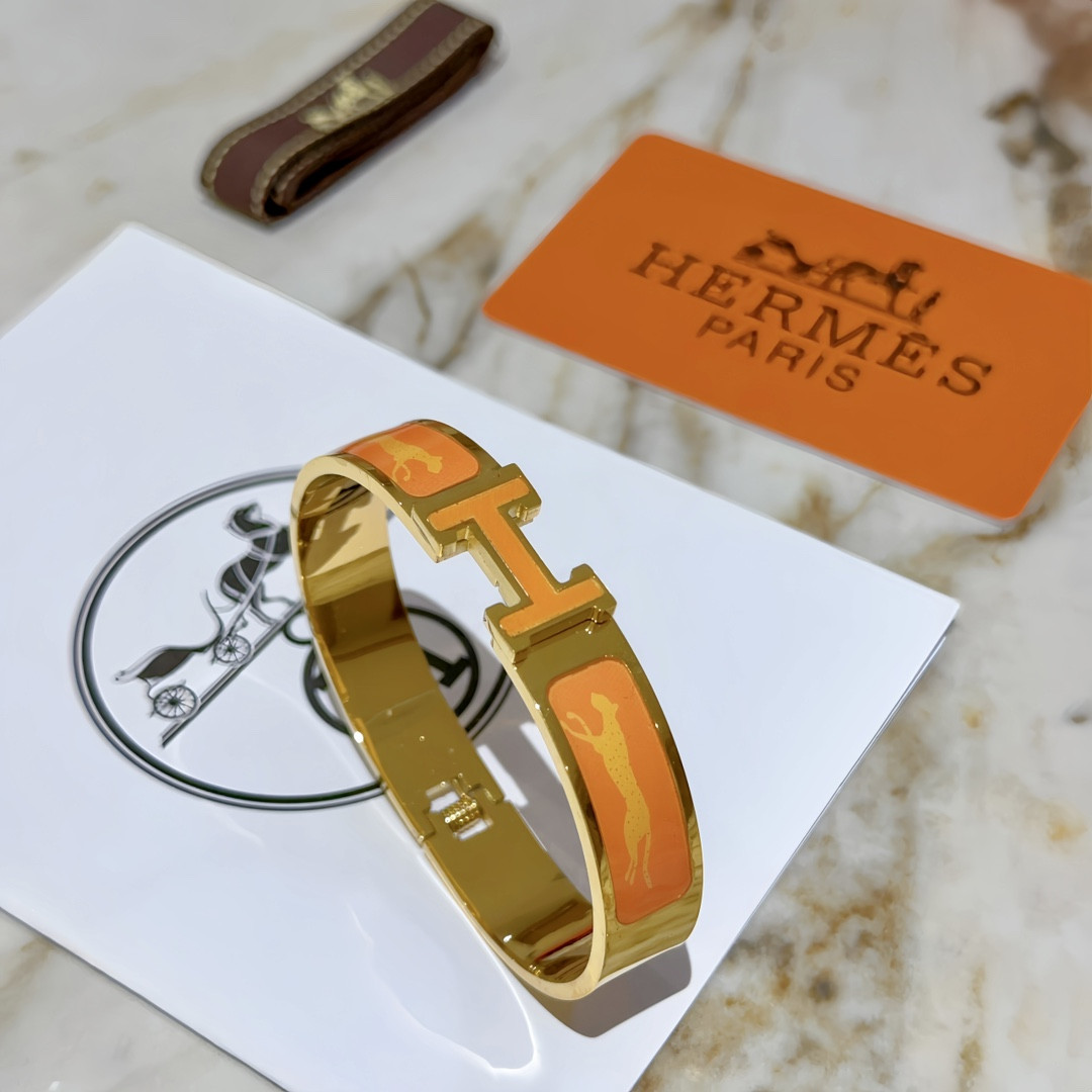H**me5 enamel bracelet