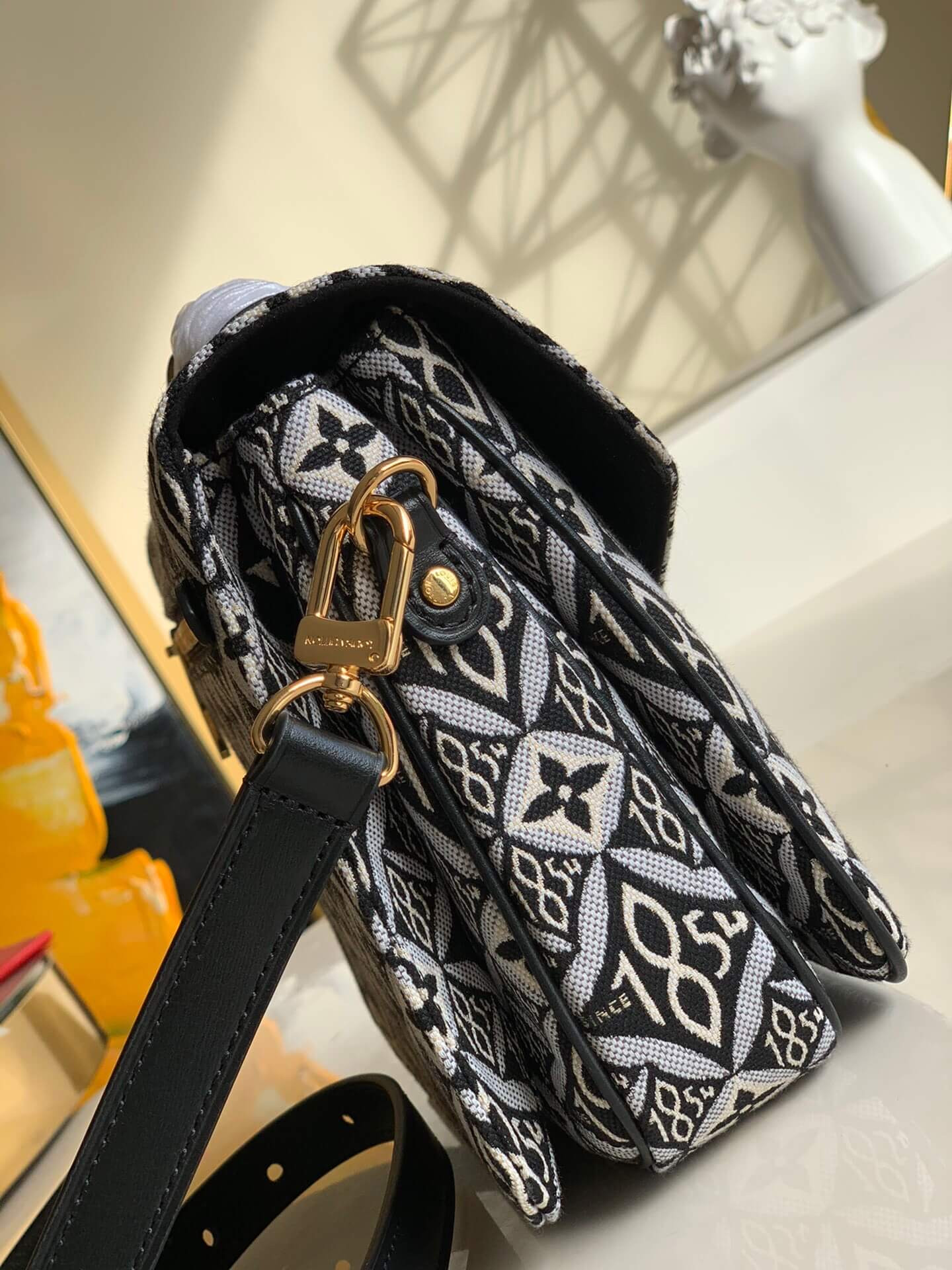 LV SINCE 1854 POCHETTE METIS M57272