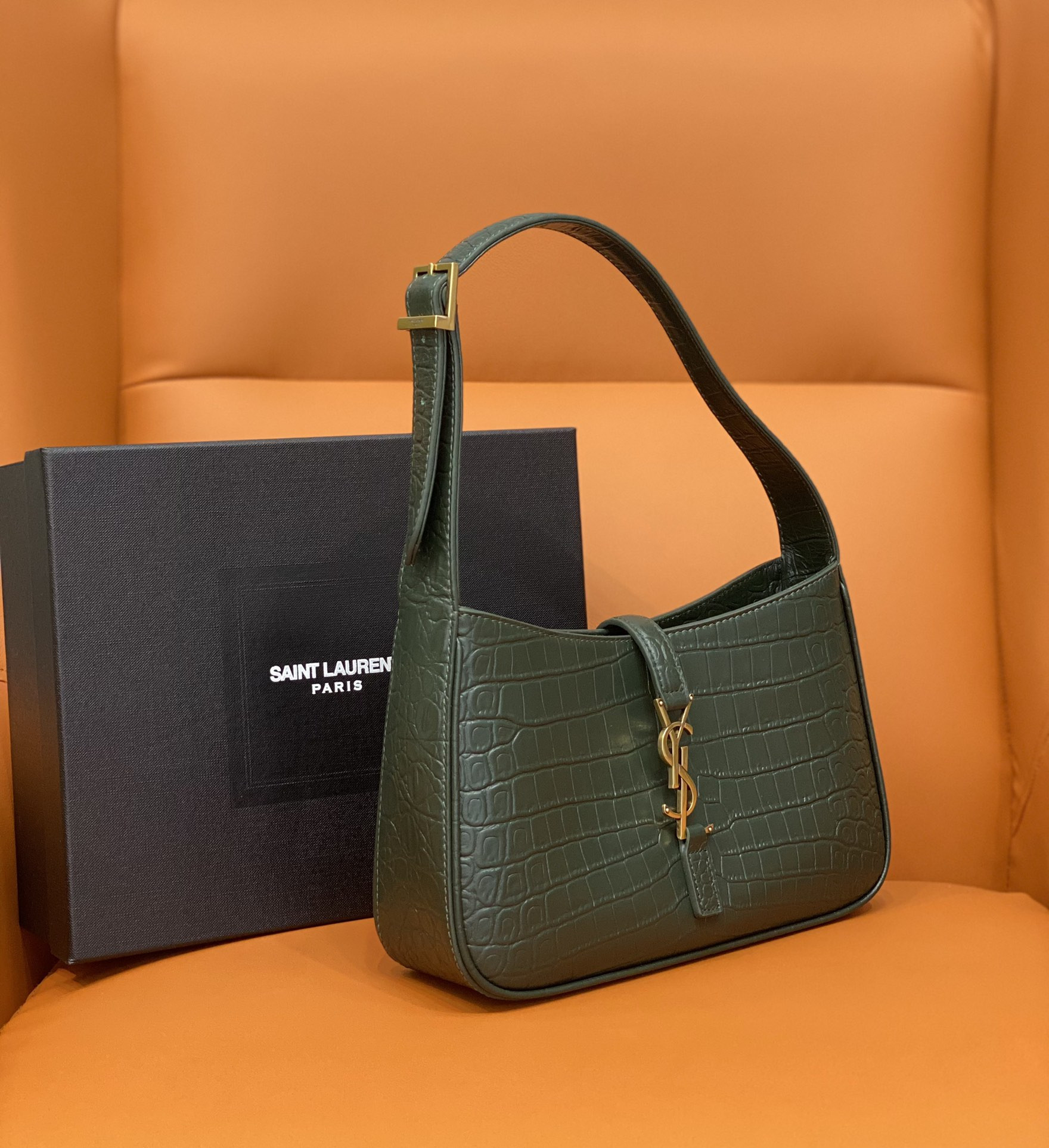 Y51 LE 5 À 7 IN CROCODILE-EMBOSSED SHINY LEATHER  23 X 16 X 6.5 CM