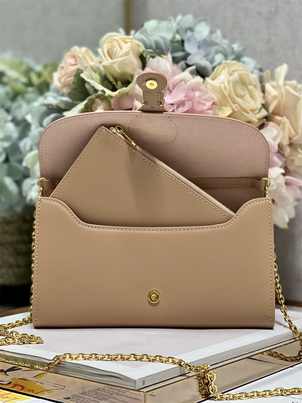 D10r BOBBY EAST-WEST POUCH WITH CHAIN Latte Smooth Calfskin Amber
