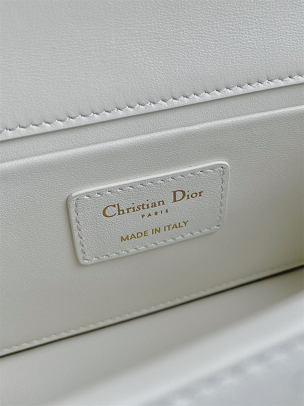 D10r 30 MONTAIGNE EAST-WEST BAG WITH CHAIN Latte Calfskin 21 x 12 x 6 cm / 8.5 x 4.5 x 2.5 inches