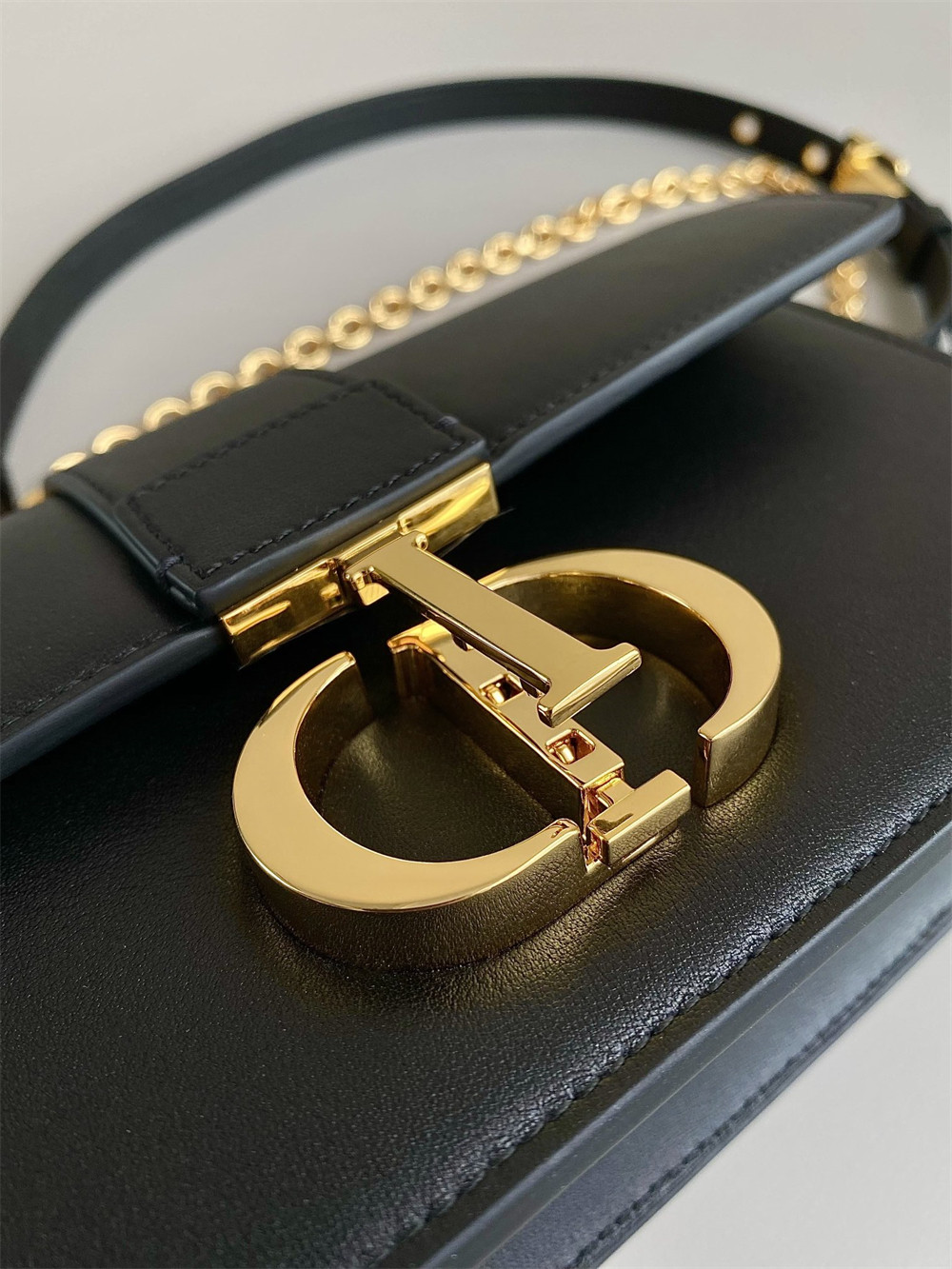 D10r 30 MONTAIGNE EAST-WEST BAG WITH CHAIN 21 x 12 x 6 cm / 8.5 x 4.5 x 2.5 inches