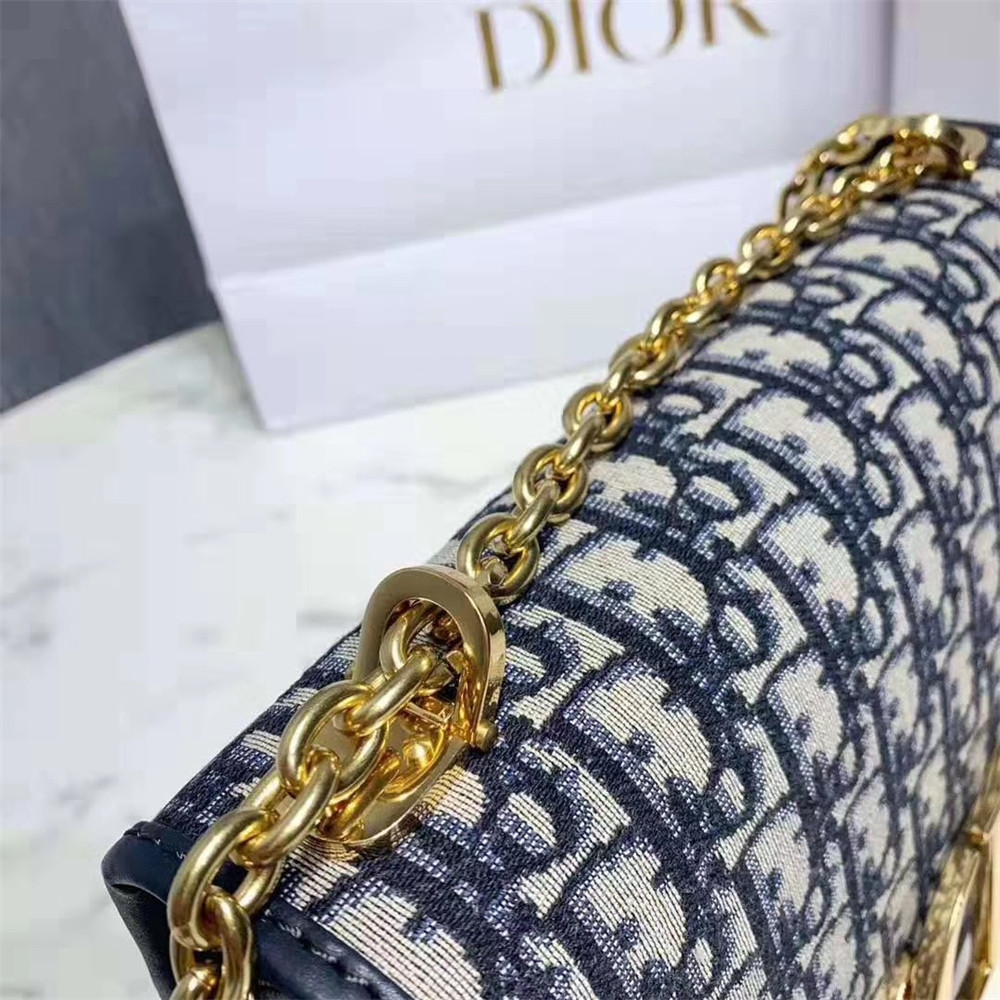 D10r 30 MONTAIGNE CHAIN BAG Oblique 24x18x8 cm