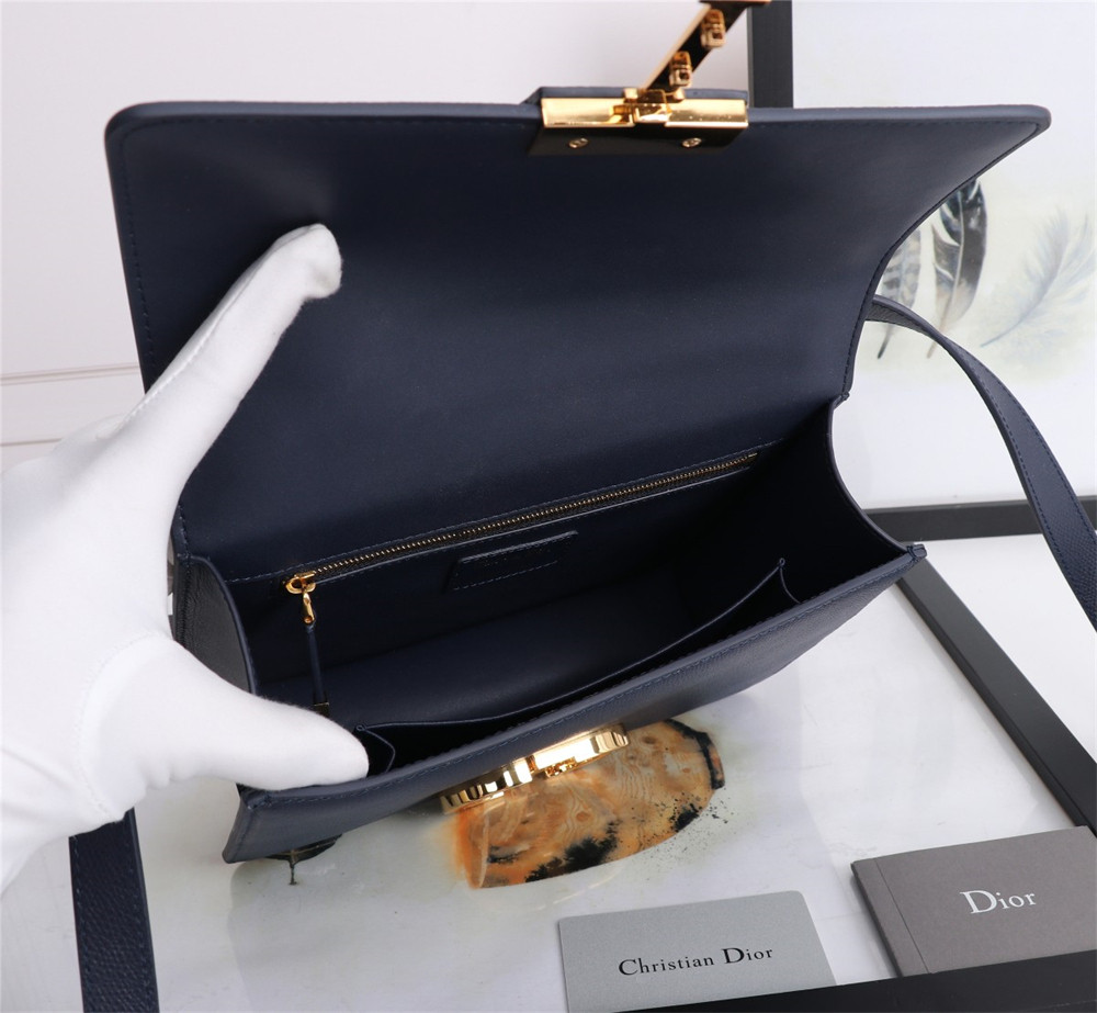 D10r 30 MONTAIGNE CHAIN BAG Grained Navy