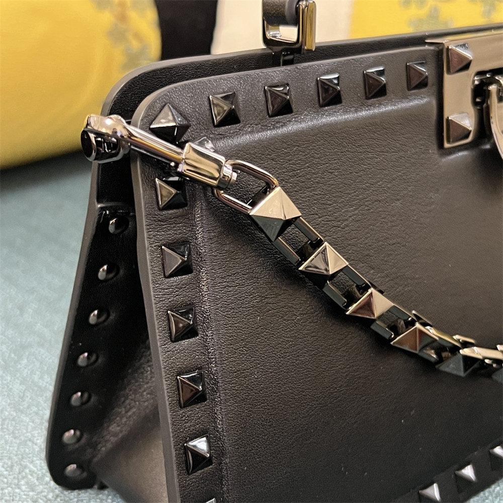 Va1e*ntin0 GARAVANI ROCKSTUD23 smooth calfskin handbag Black