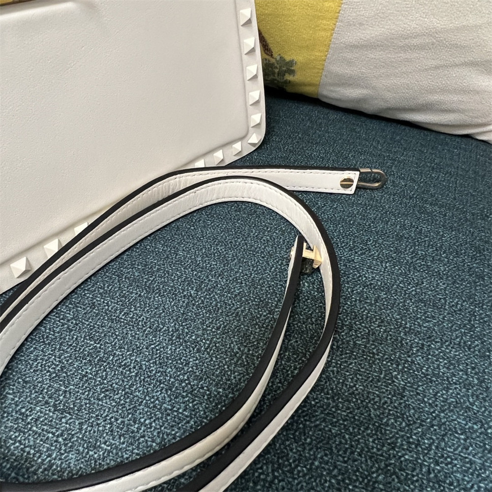 Va1e*ntin0 GARAVANI ROCKSTUD23 smooth calfskin handbag white