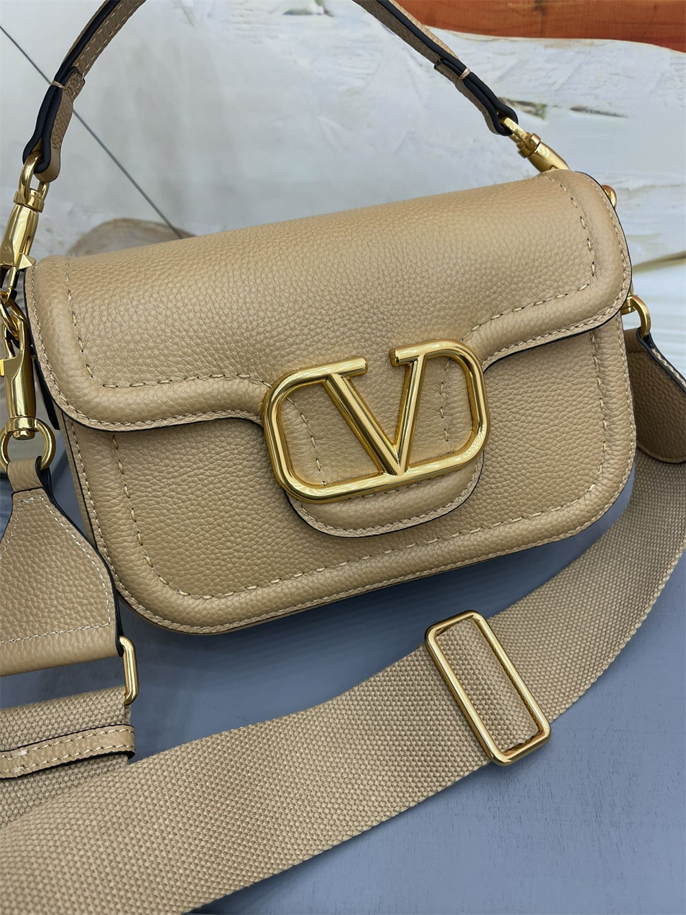 Va1e*ntin0 GARAVANI ALLTIME GRAINY CALFSKIN SHOULDER BAG APRICOT