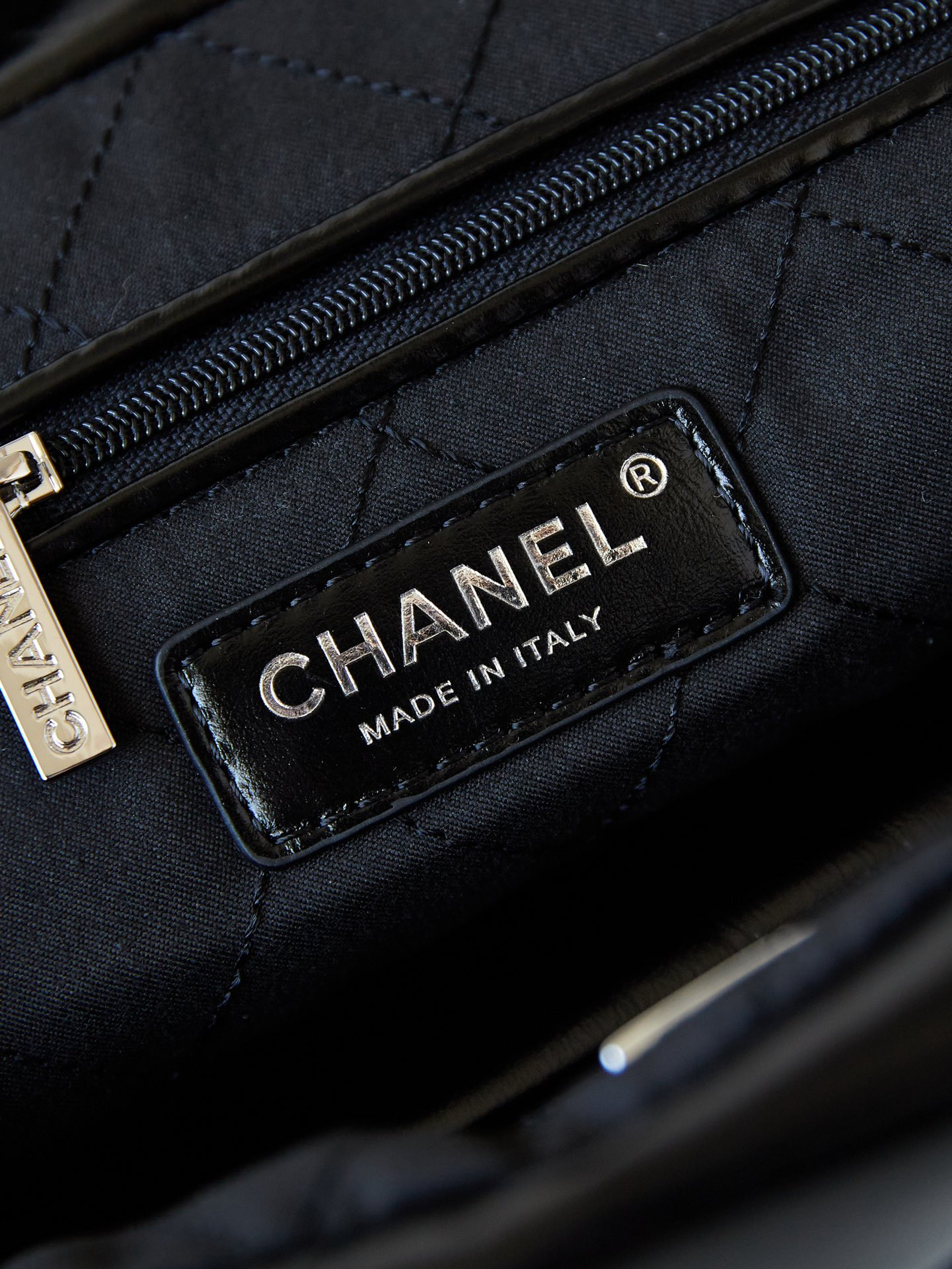 Ch**el 22 SMALL HANDBAG Shiny Calfskin ALL BLACK 13.7×14.4×2.7 in