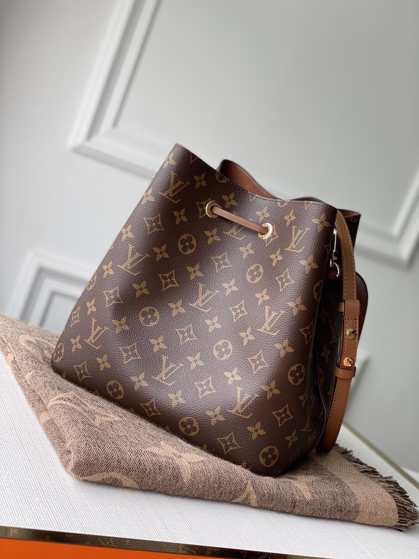 LV NéoNoé MM M44887 10.2 x 10.2 x 6.9 inches