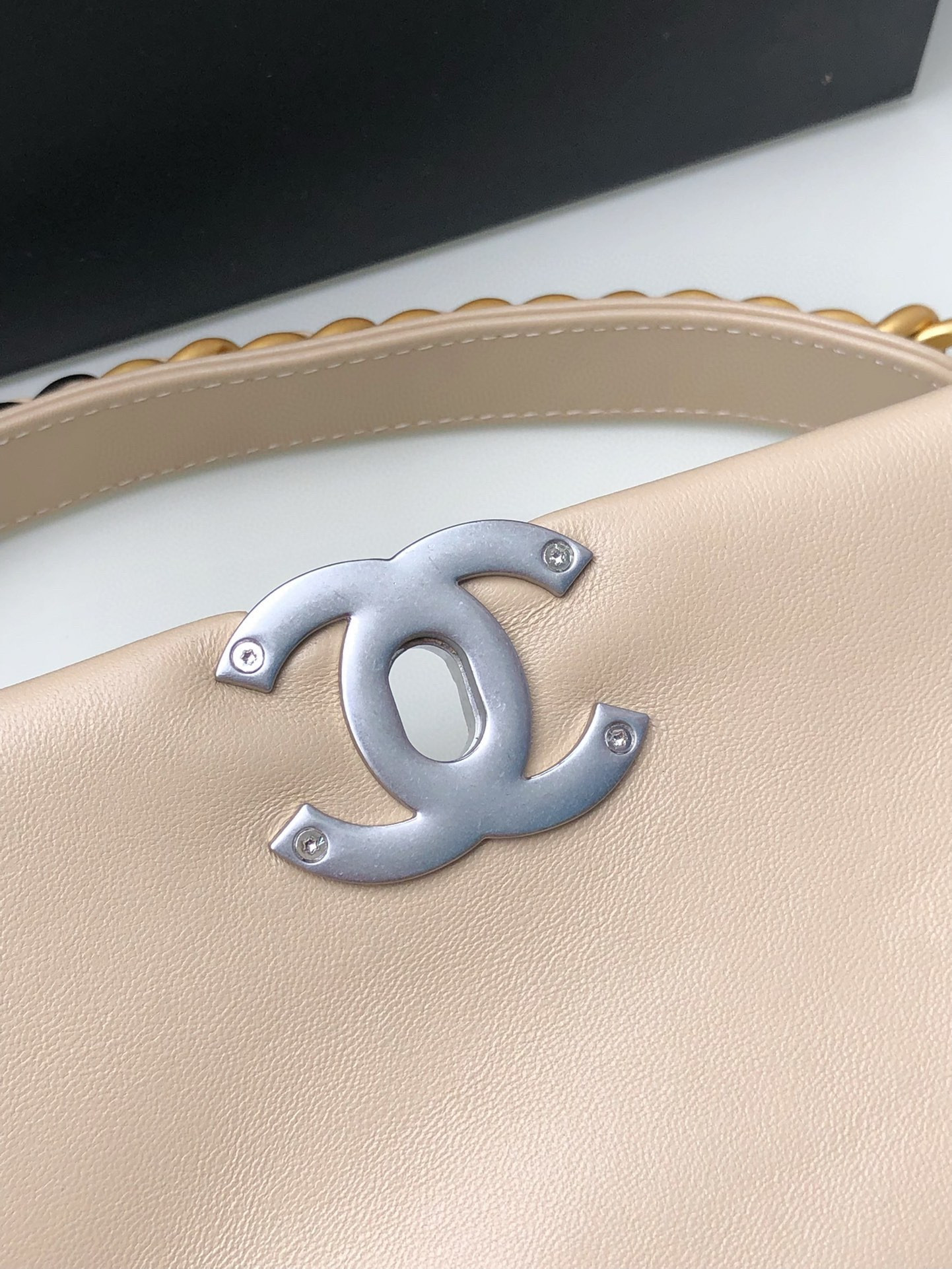 Ch**el 19 HANDBAG Shiny Leather, Gold-Tone, Silver-Tone & Ruthenium-Finish Metal Beige 30x20x10cm