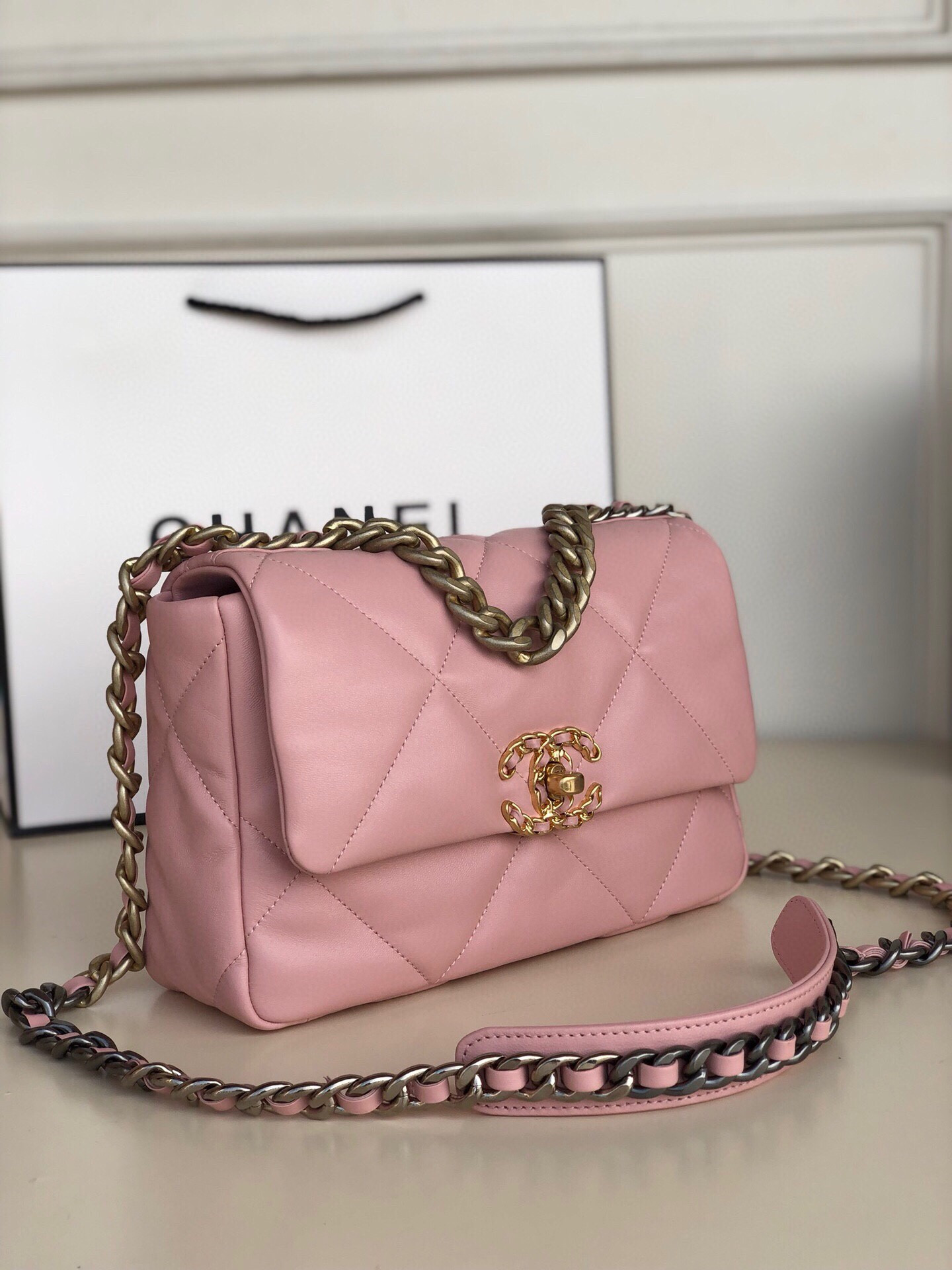 Ch**el 19 HANDBAG Shiny Leather, Gold-Tone, Silver-Tone & Ruthenium-Finish Metal Light Pink 6.2 × 10.1 × 3.5 in