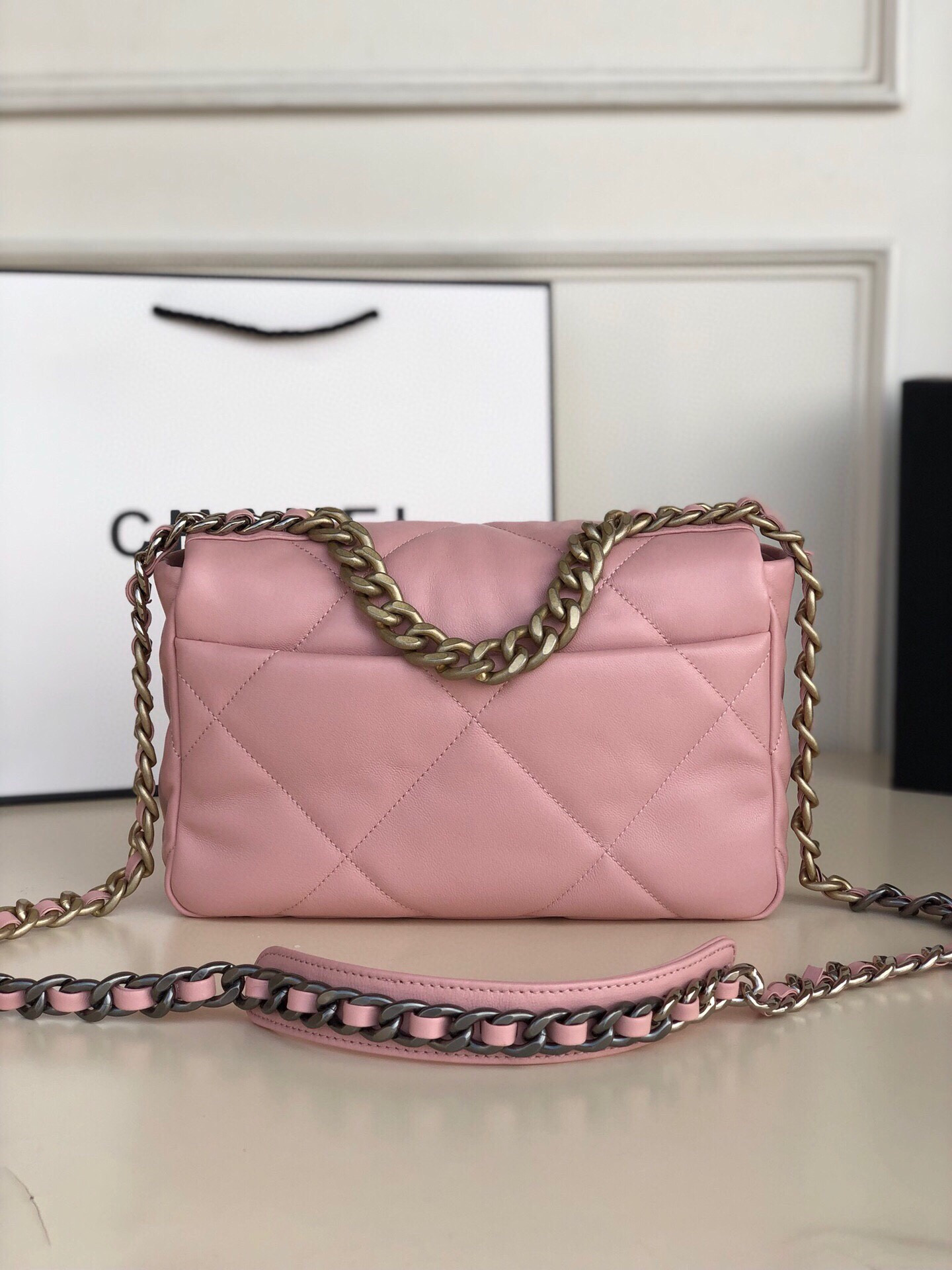 Ch**el 19 HANDBAG Shiny Leather, Gold-Tone, Silver-Tone & Ruthenium-Finish Metal Light Pink 6.2 × 10.1 × 3.5 in