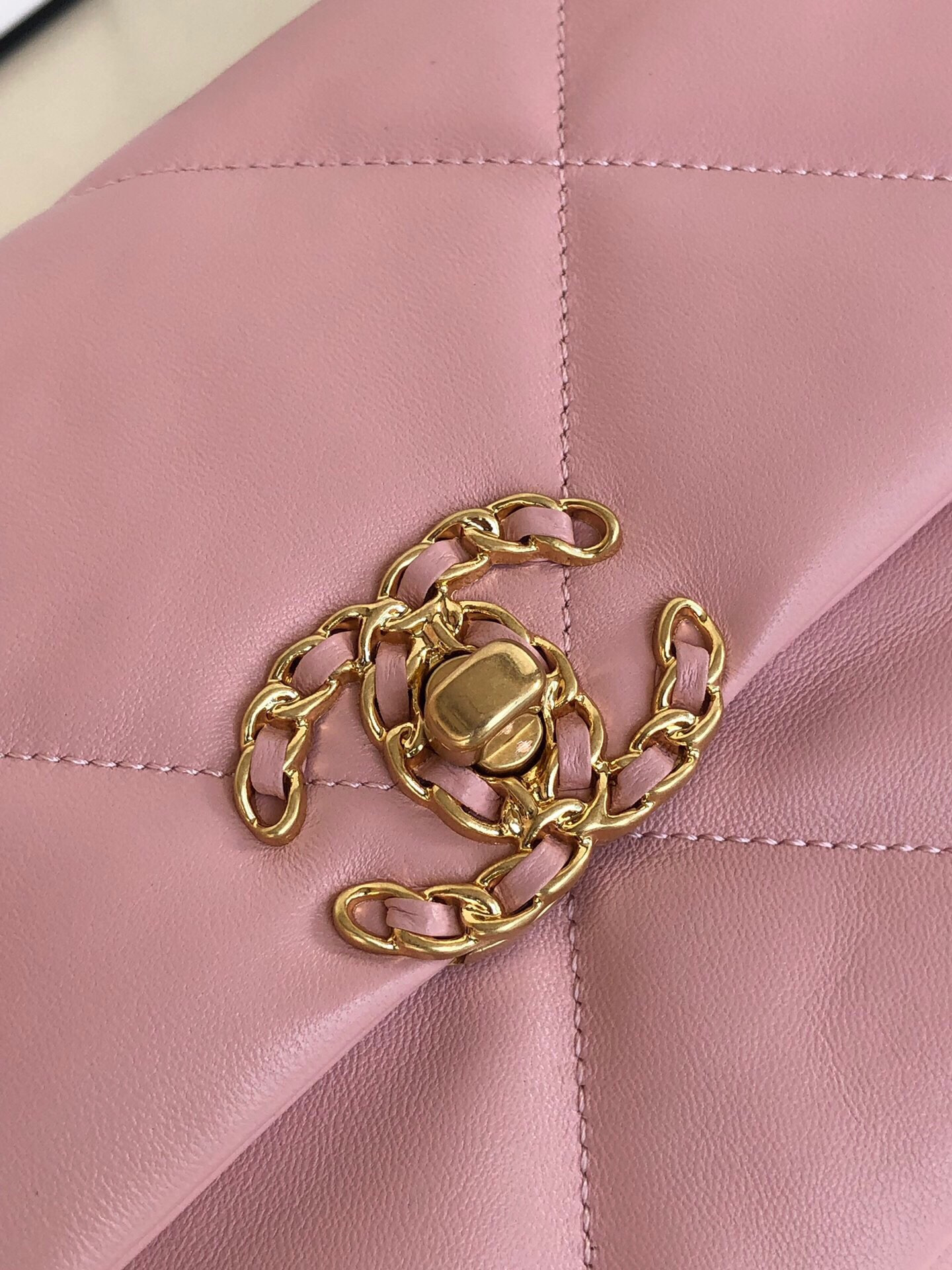 Ch**el 19 HANDBAG Shiny Leather, Gold-Tone, Silver-Tone & Ruthenium-Finish Metal Light Pink 6.2 × 10.1 × 3.5 in