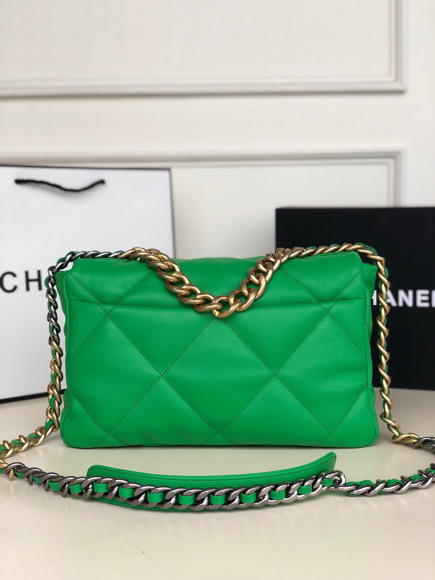Ch**el 19 LARGE HANDBAG Shiny Leather, Gold-Tone, Silver-Tone & Ruthenium-Finish Metal Green 7.8 × 11.7 × 3.9 in