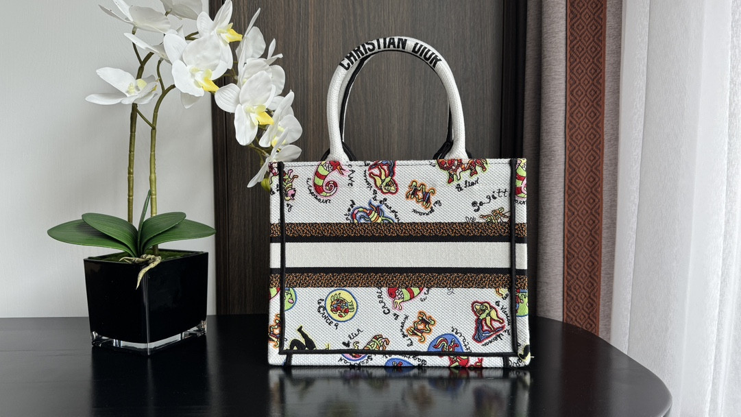 Small D10r BOOK TOTE WHITE MULTICOLOR DRAGON ZODIAC EMBROIDERY 10.5 x 8.5 x 5.5 inches