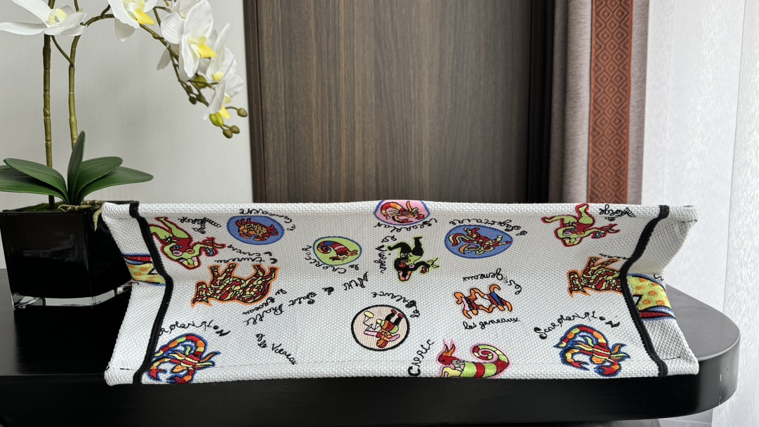 Large D10r BOOK TOTE WHITE MULTICOLOR DRAGON ZODIAC EMBROIDER 16.5 x 14 x 7.5 inches