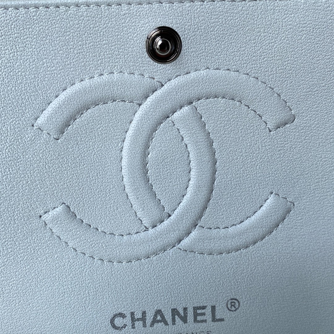 Ch**el CLASSIC HANDBAG LAMBSKIN & SILVER-TONE METAL WHITE 15.5x25.5x6.5cm