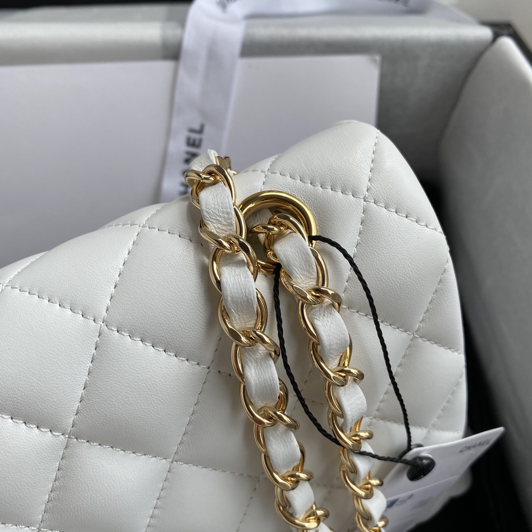 Ch**el CLASSIC HANDBAG LAMBSKIN & GOLD-TONE METAL WHITE 15.5x25.5x6.5cm