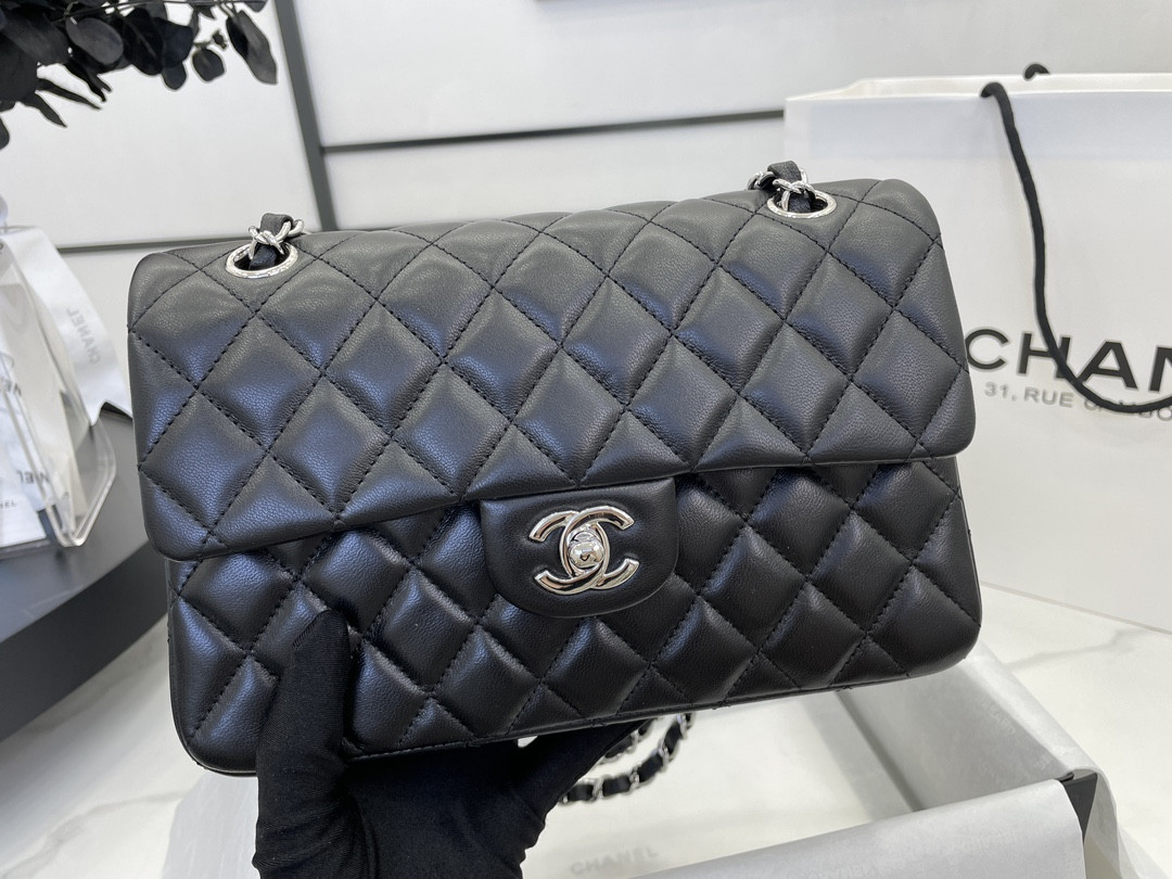 Ch**el SMALL CLASSIC HANDBAG Grained Shiny Calfskin & Silver-Tone Metal Black 5.7 × 9 × 2.3 in
