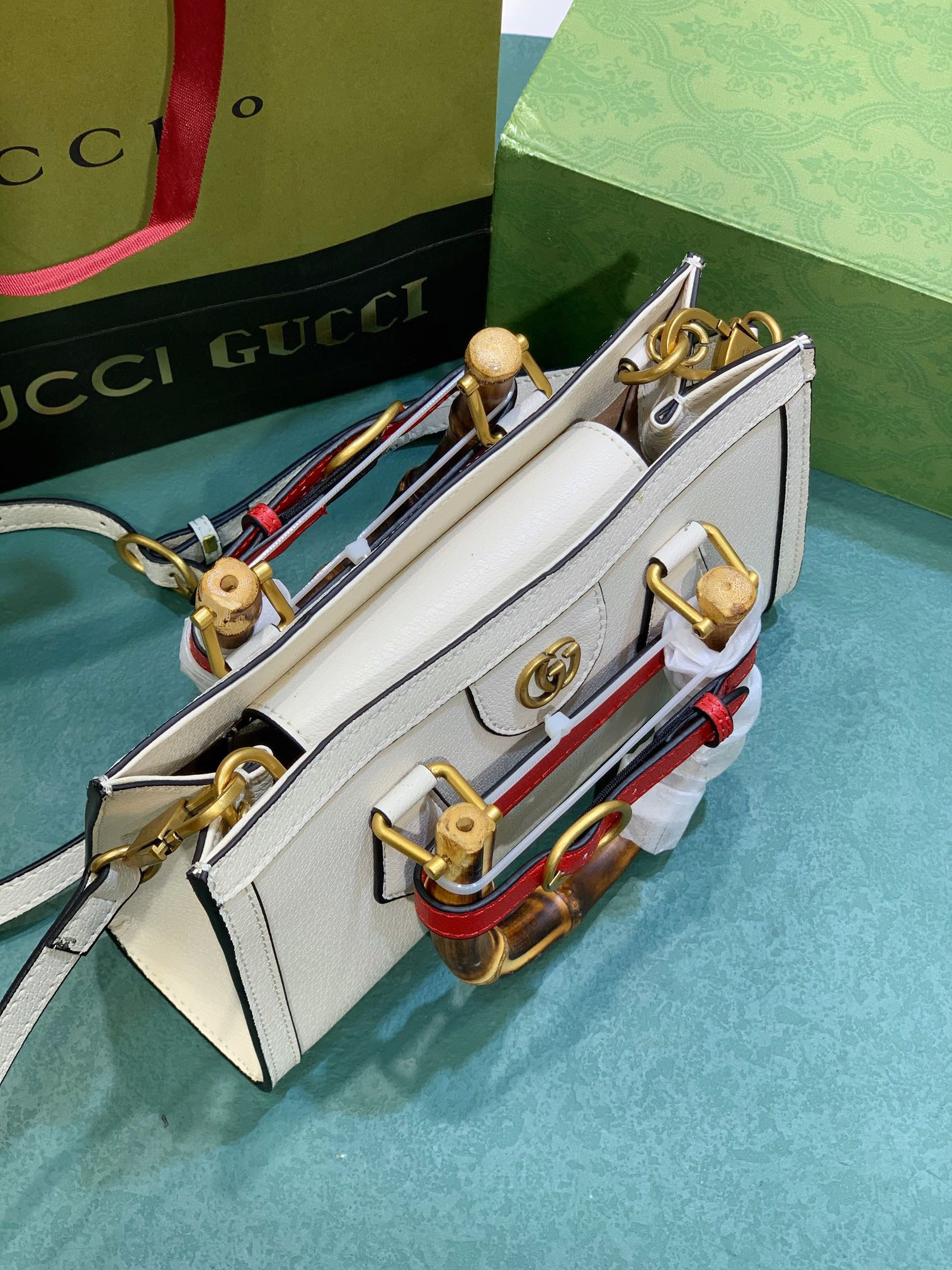 Gvc*1 DIANA SMALL SHOULDER BAG White 25W x 16H x 9D CM