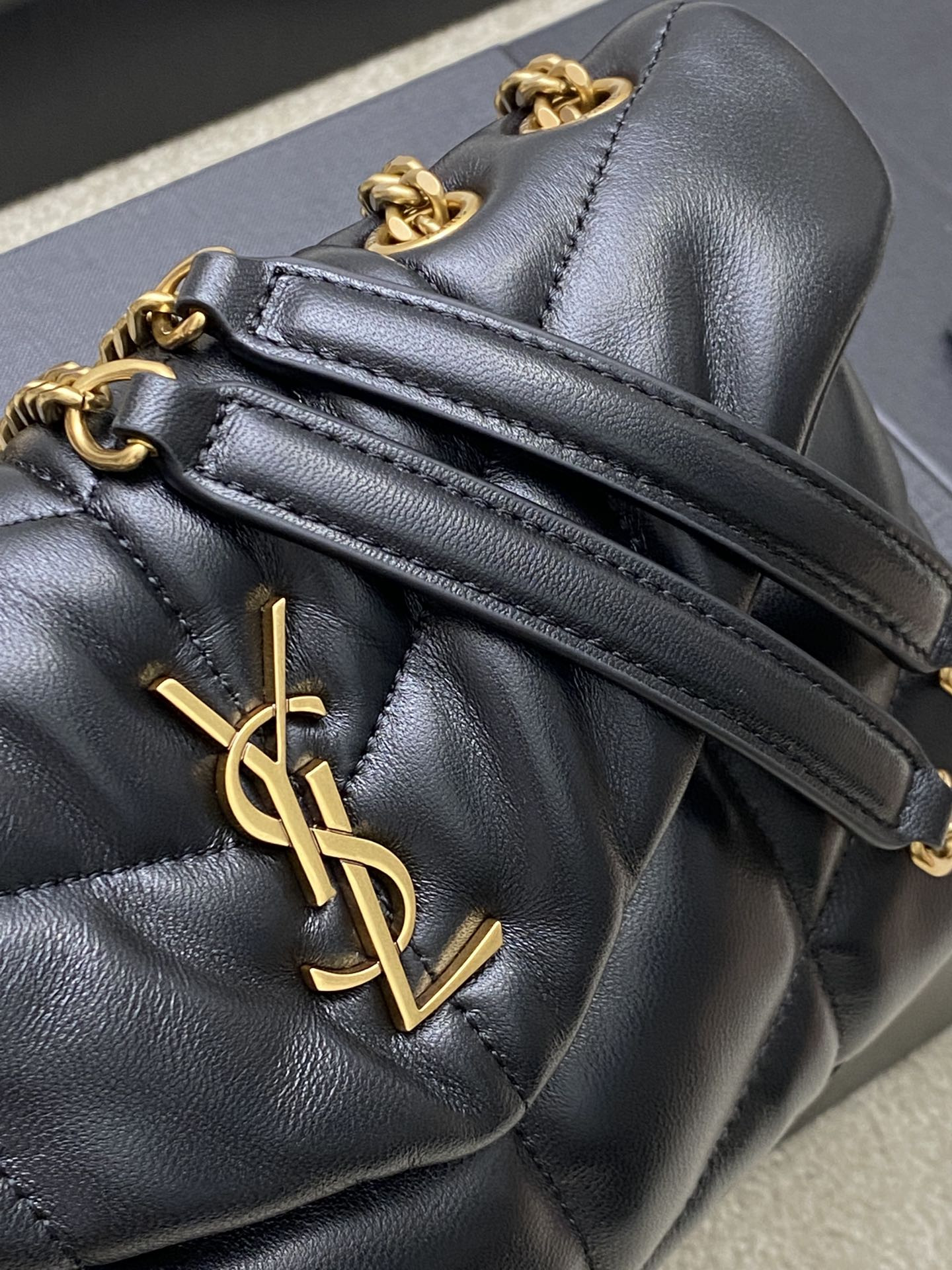 Y51 PUFFER IN LEATHER BLACK 23 X 15.5 X 5.8 CM