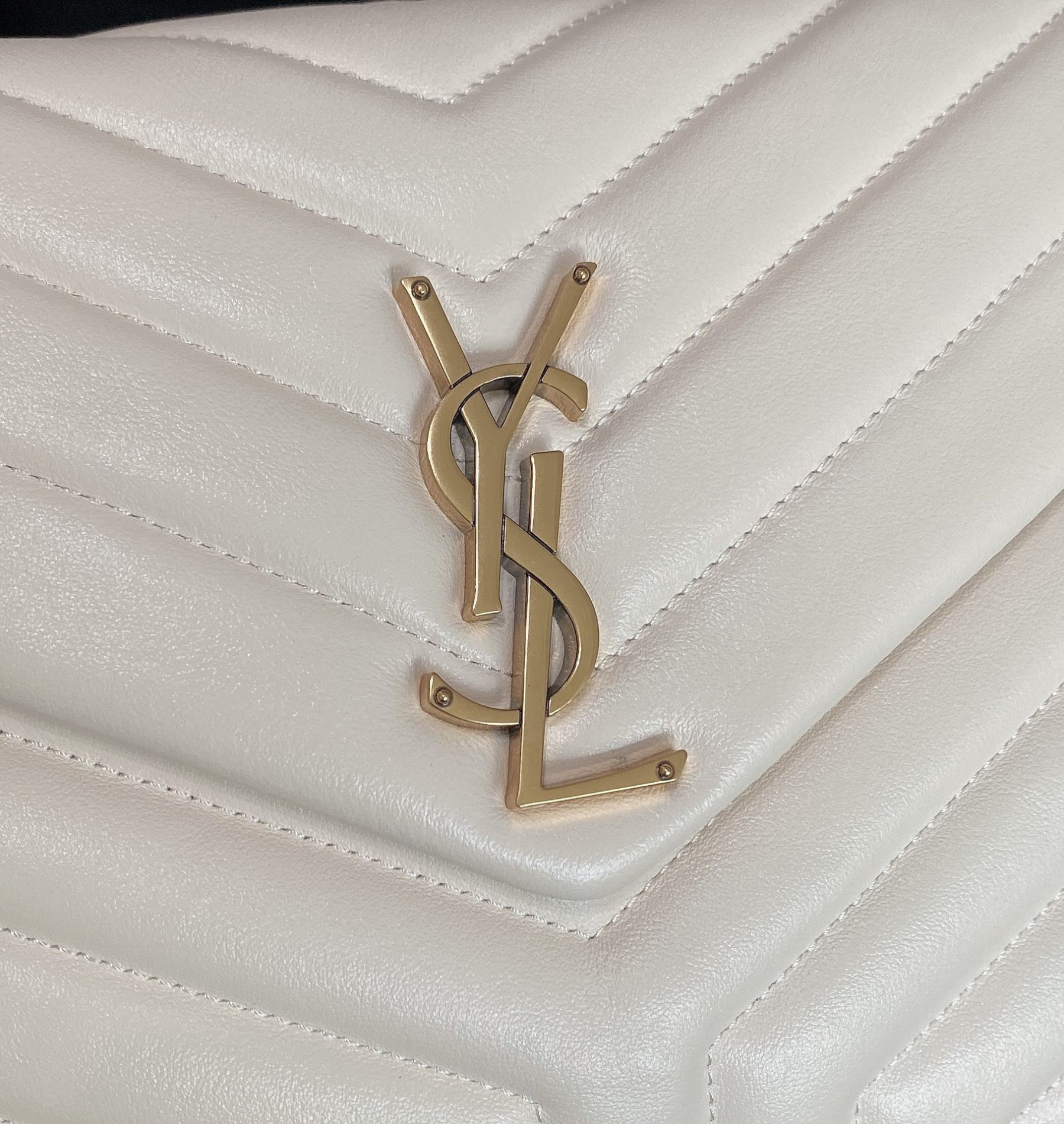 Y51 LOULOU MEDIUM IN QUILTED LEATHER BLANC VINTAGE 12.5 X 8.6 X 3.5 INCHES